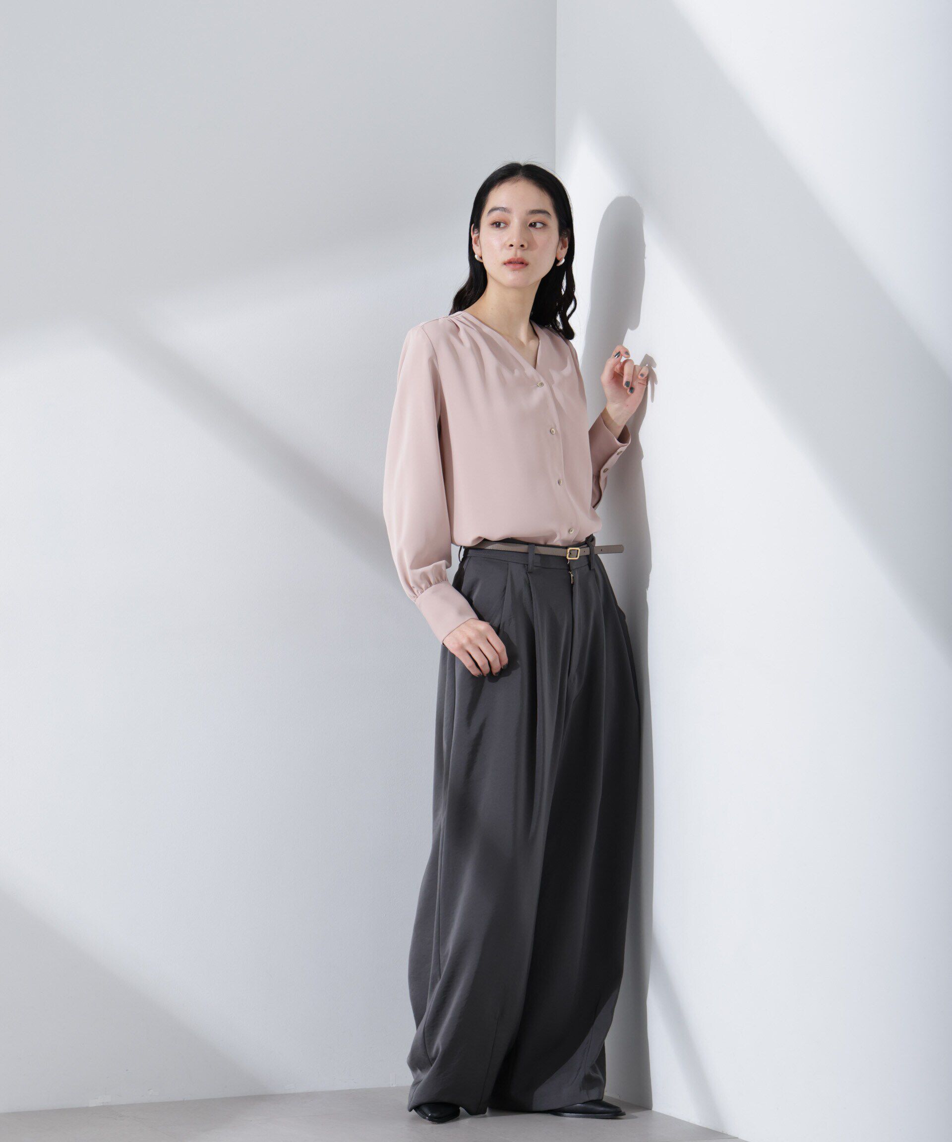 nano･universe「ダルサテンカーブタックパンツ」|チノ|