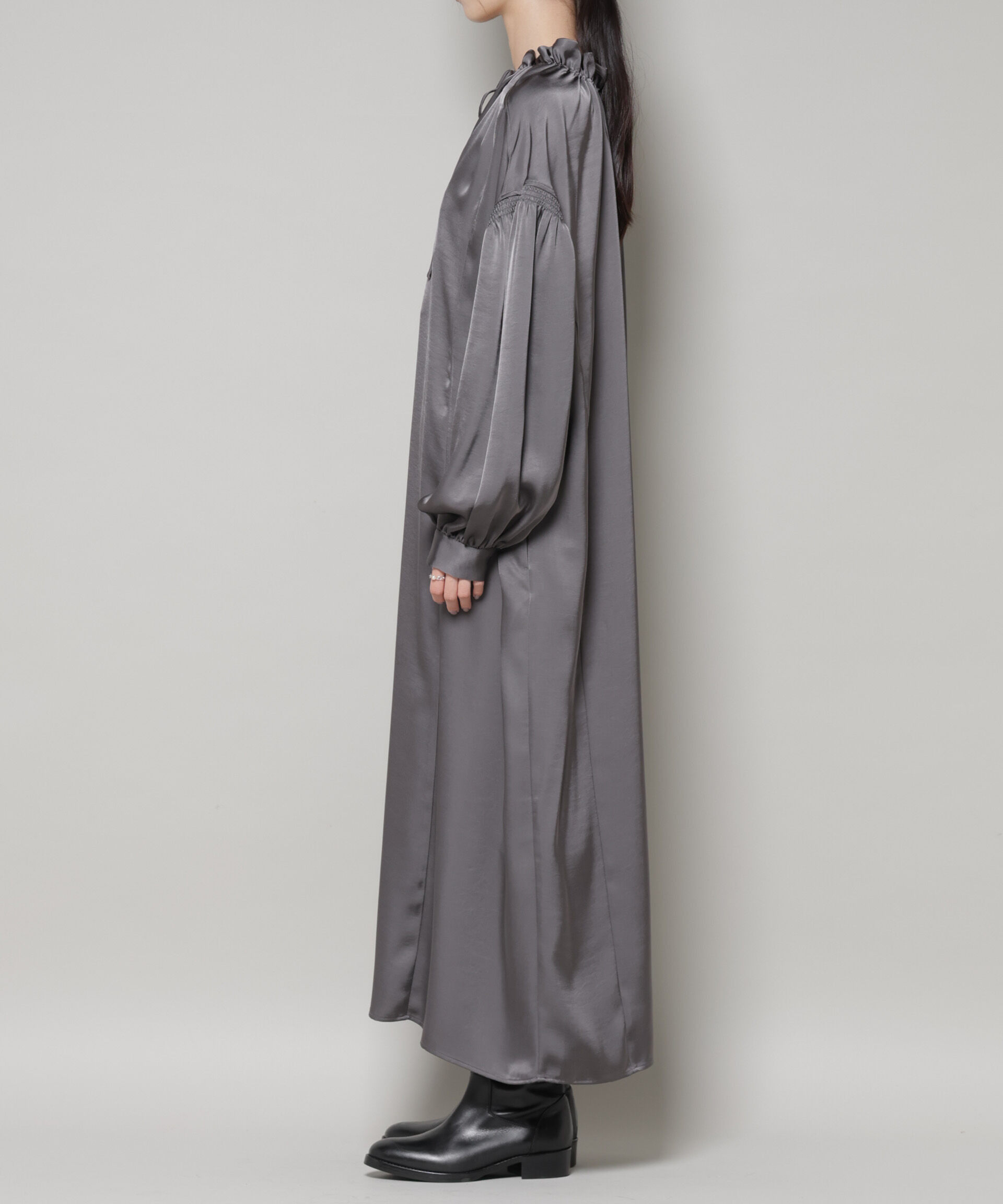 nano･universe「シャーリングギャザースリーブサテンマキシワンピース」|ワンピース|