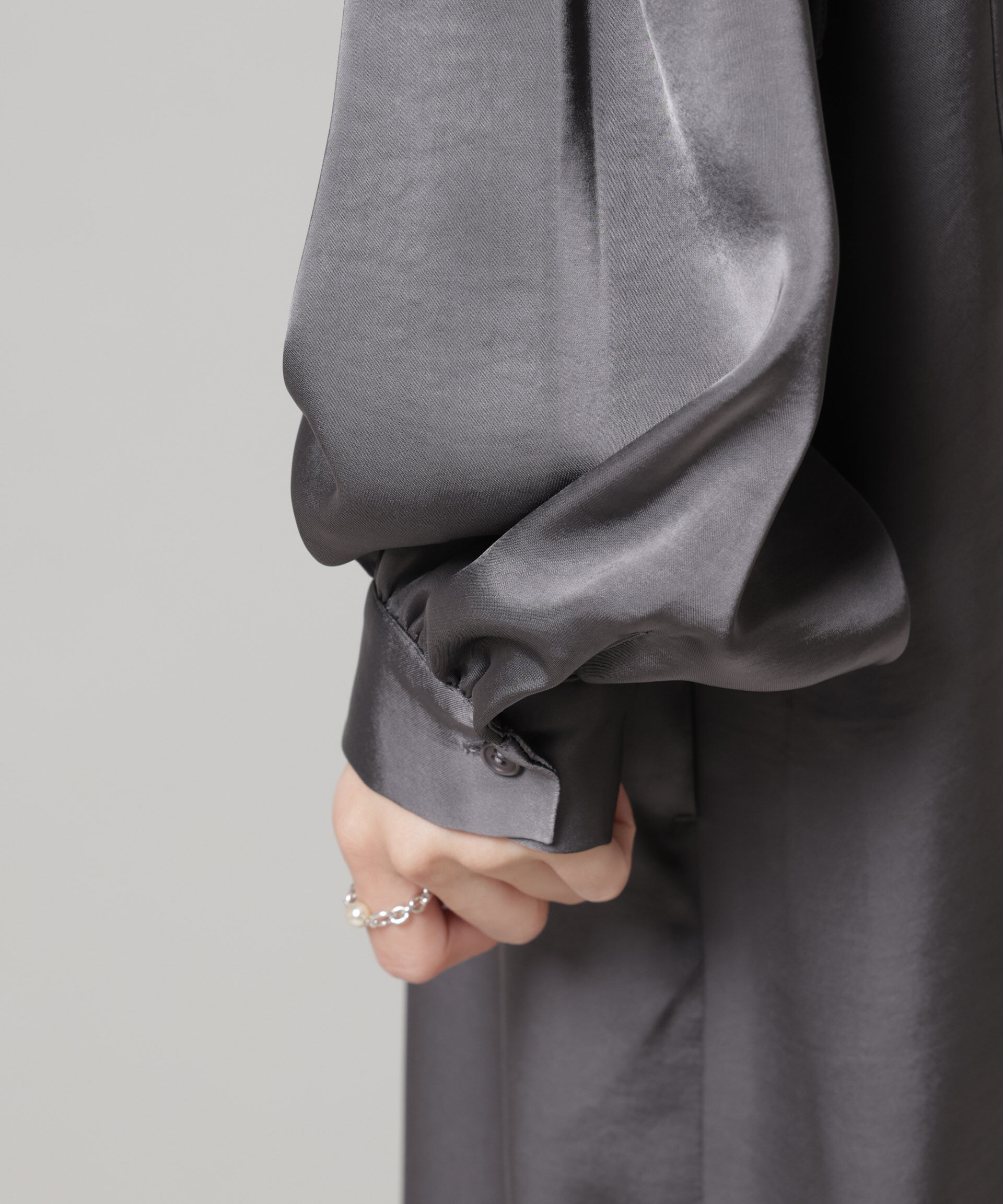 nano･universe「シャーリングギャザースリーブサテンマキシワンピース」|ワンピース|