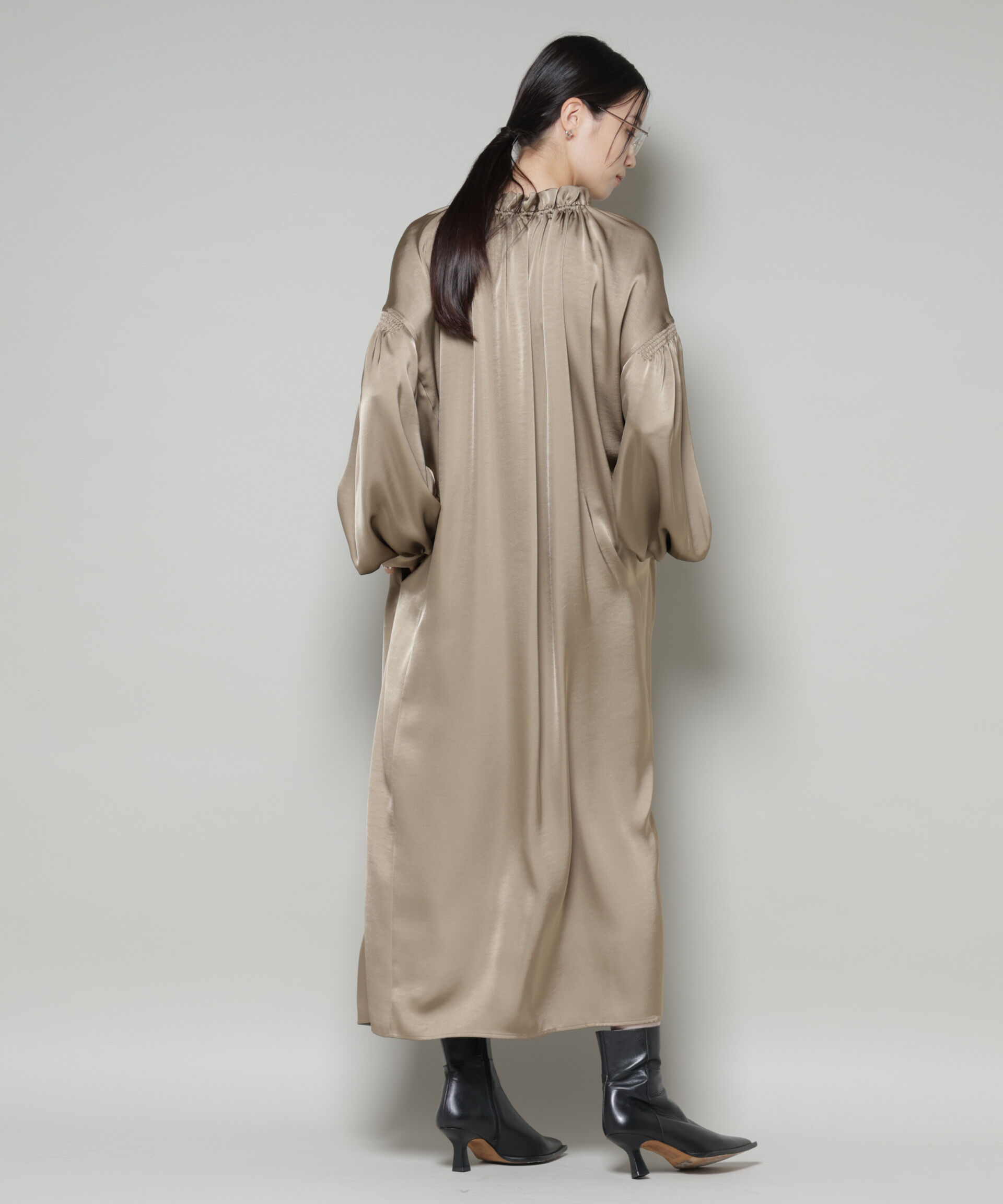 nano･universe「シャーリングギャザースリーブサテンマキシワンピース」|ワンピース|