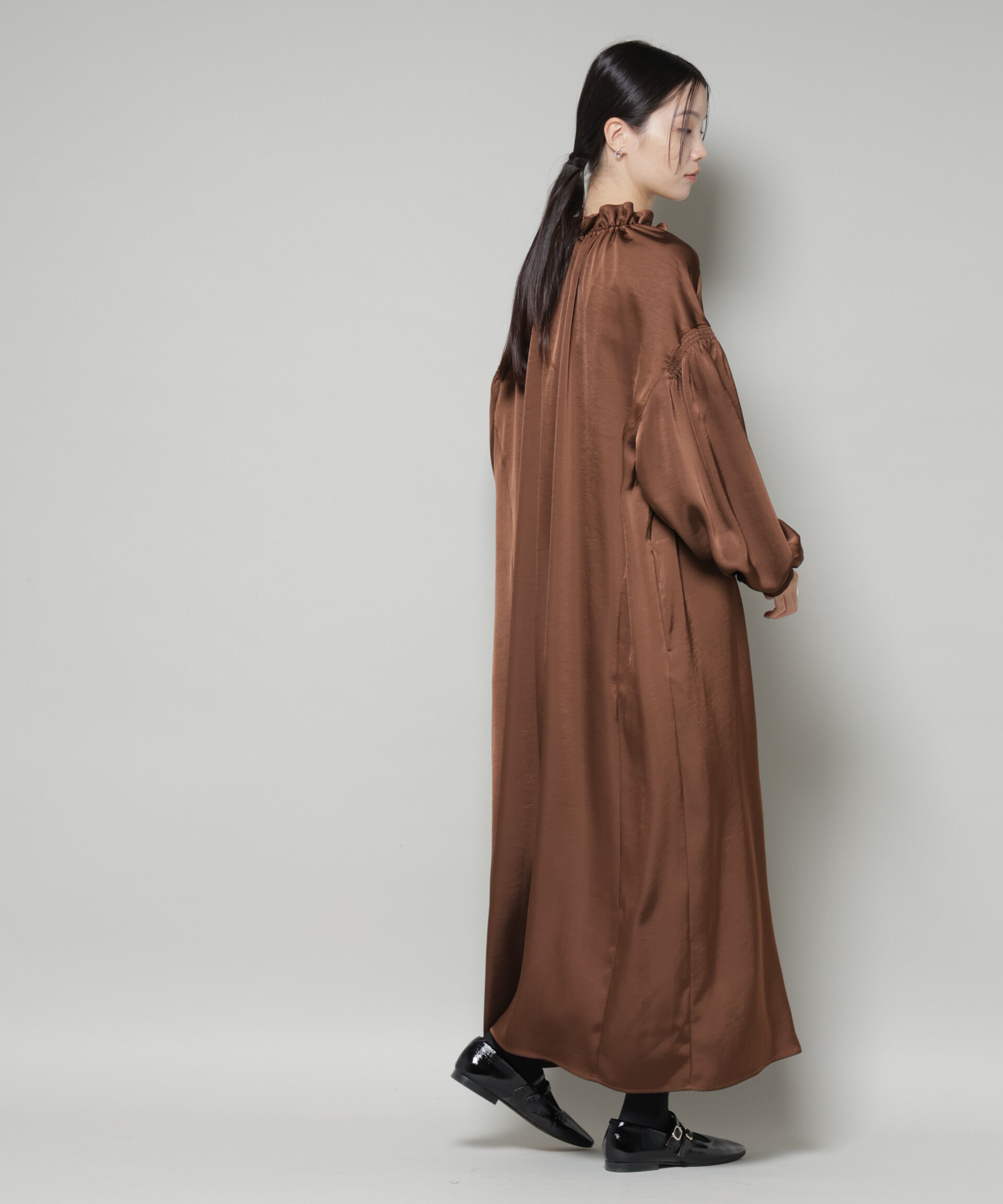 nano･universe「シャーリングギャザースリーブサテンマキシワンピース」|ワンピース|