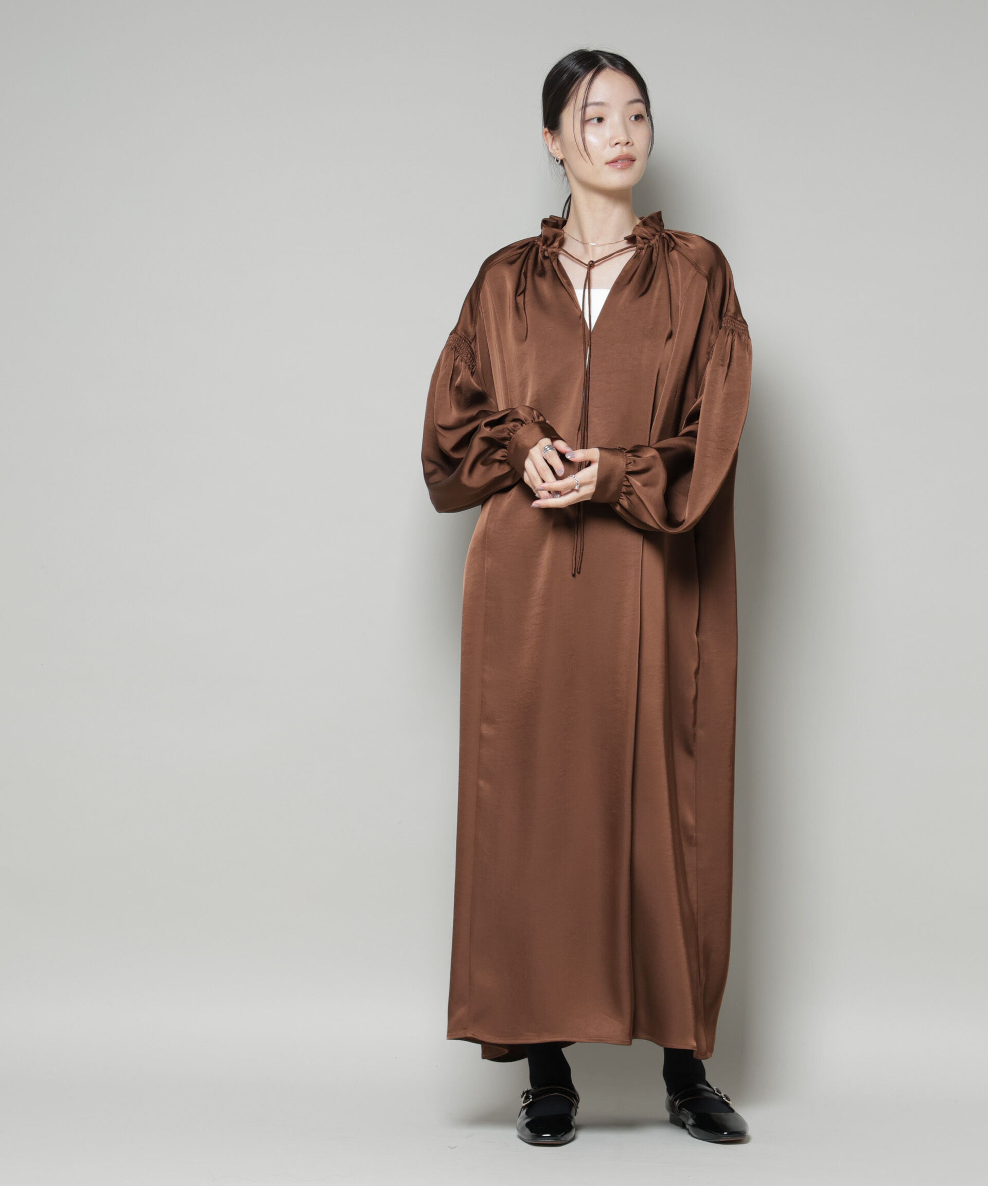 nano･universe「シャーリングギャザースリーブサテンマキシワンピース」|ワンピース|