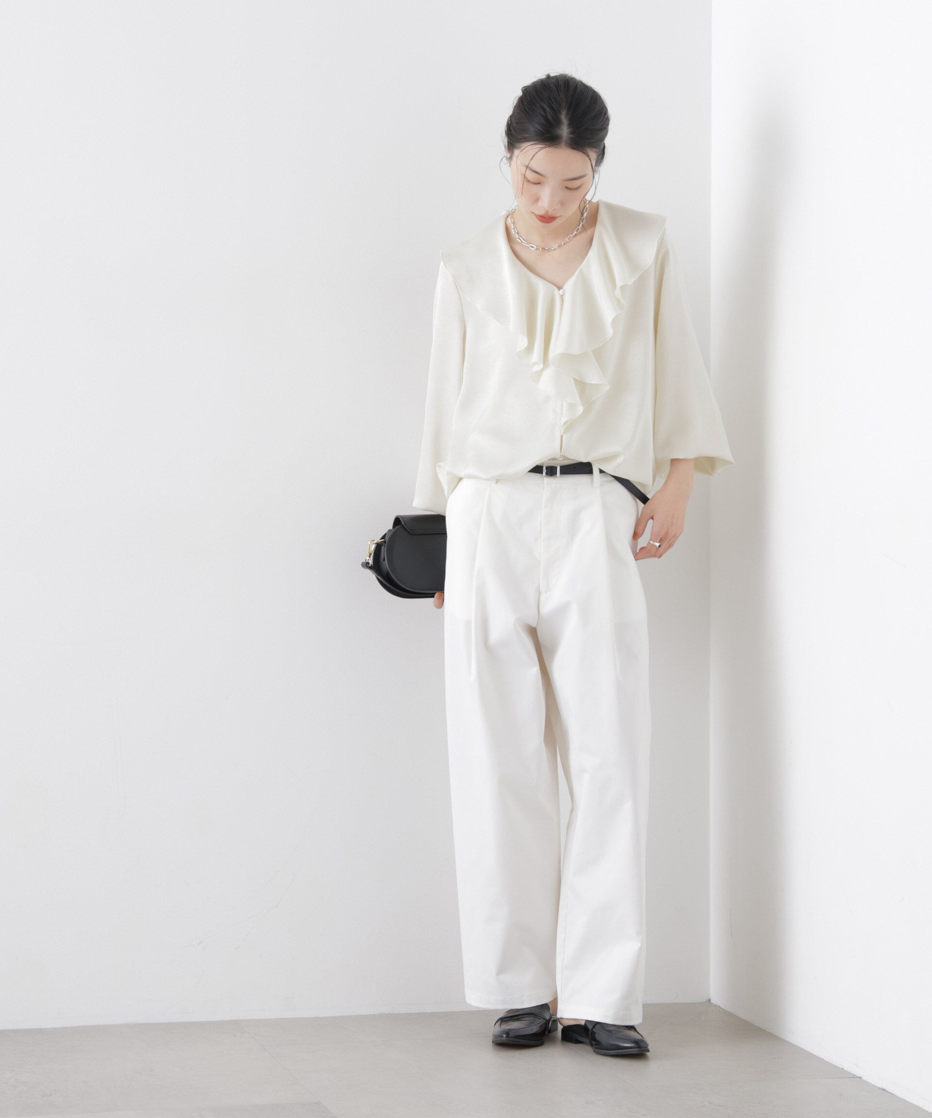 nano･universe「エンボスサテンフリルカラーブラウス」|シャツ・ブラウス|