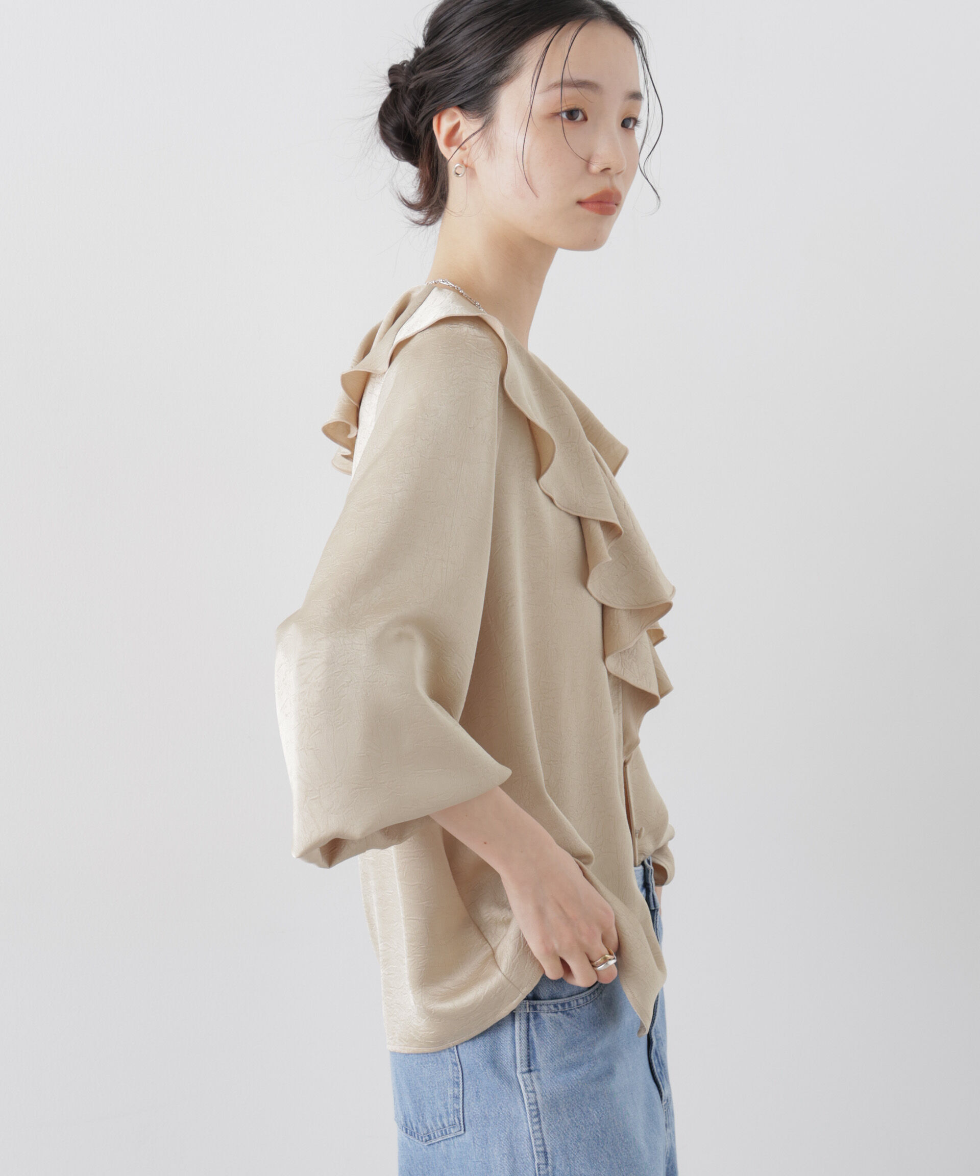 nano･universe「エンボスサテンフリルカラーブラウス」|シャツ・ブラウス|