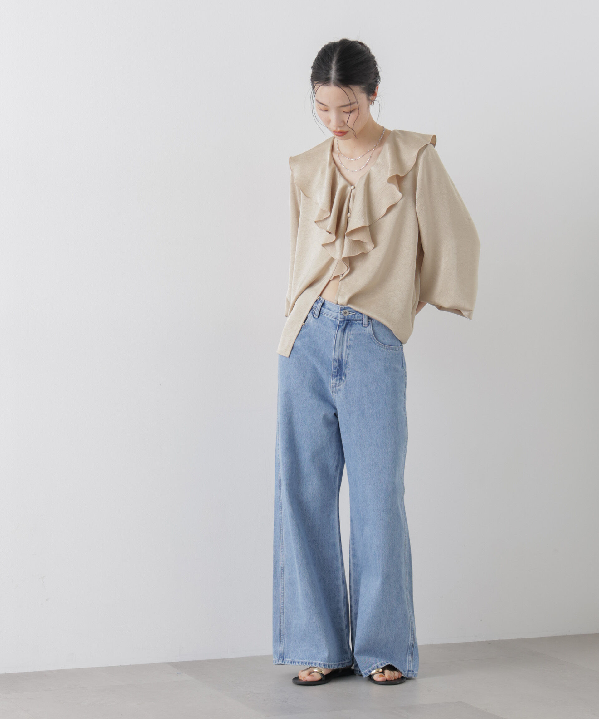 nano･universe「エンボスサテンフリルカラーブラウス」|シャツ・ブラウス|