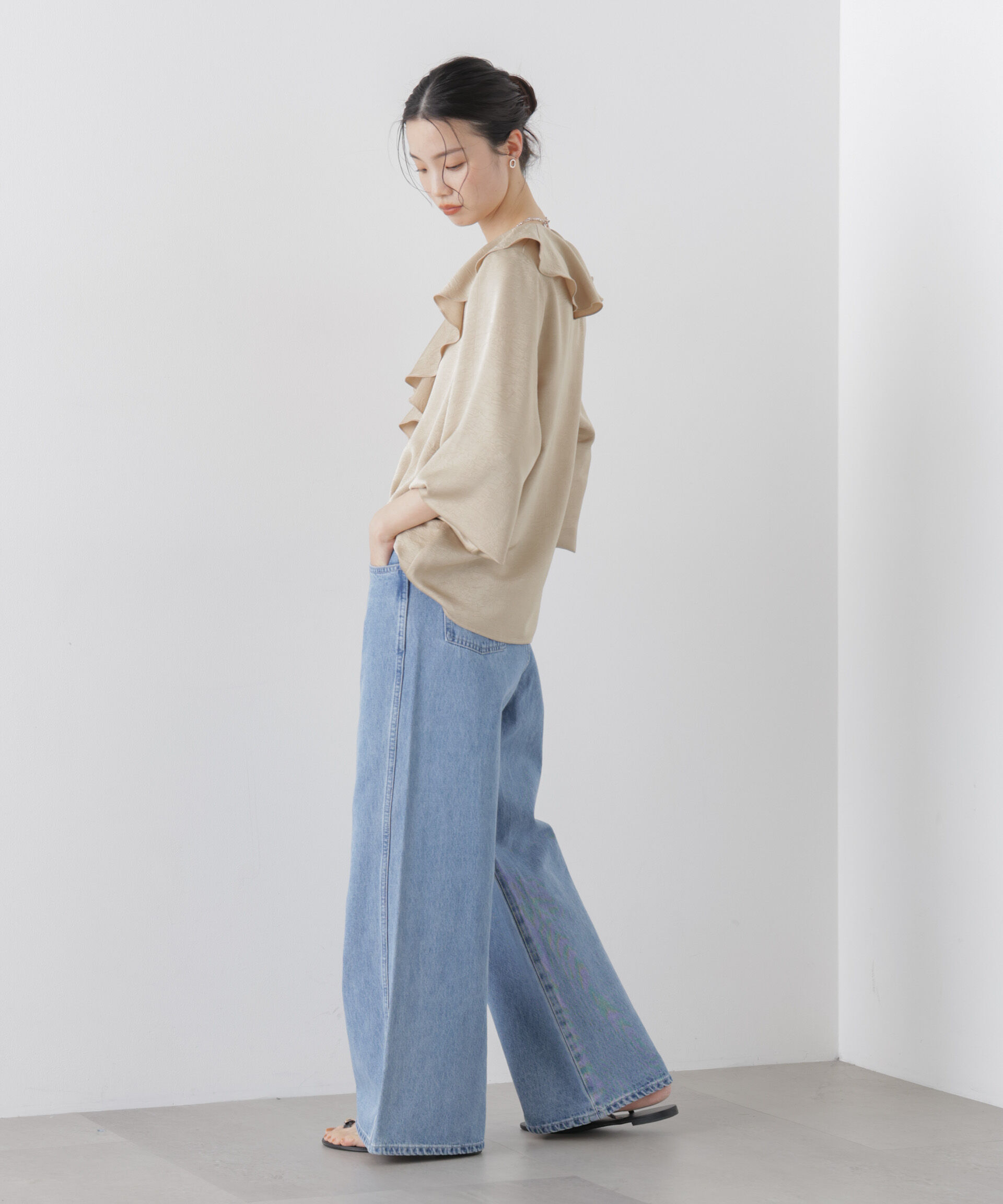 nano･universe「エンボスサテンフリルカラーブラウス」|シャツ・ブラウス|