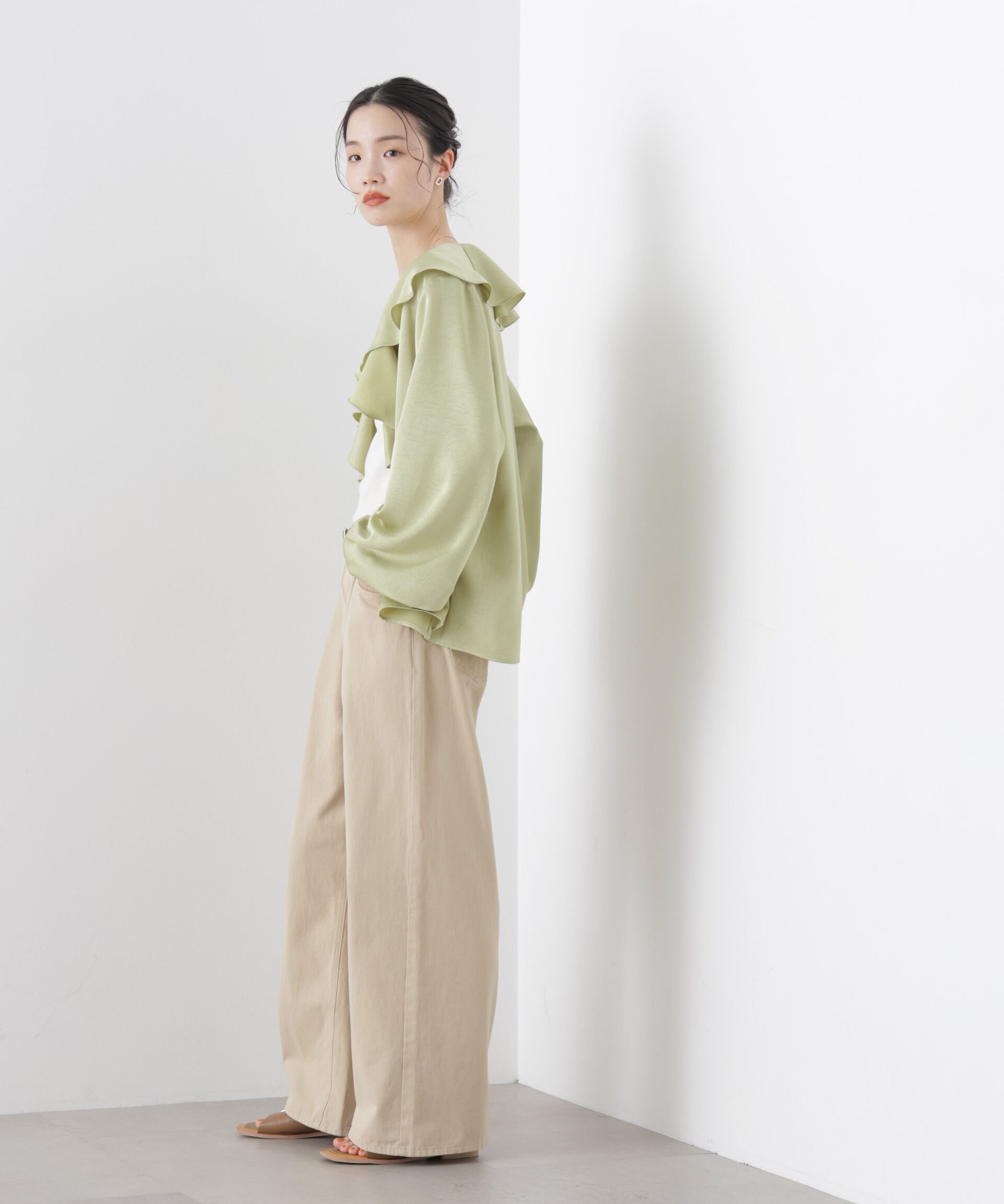 nano･universe「エンボスサテンフリルカラーブラウス」|シャツ・ブラウス|