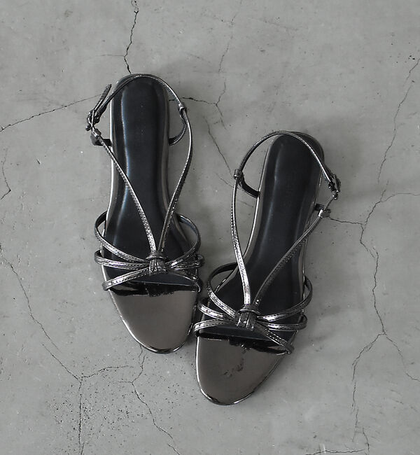 AU BANNISTER「【LAROUTE】メタリックストラップサンダル」|サンダル|シルバー