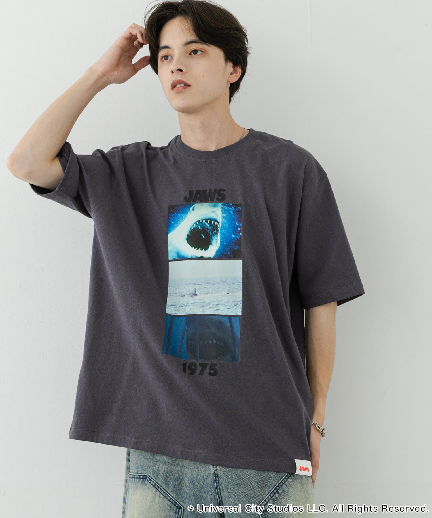 SENSE OF PLACE by URBAN RESEARCH「『別注』SENSE OF PLACE&times;JAWS　プリントT-SHIRTS/A」|Tシャツ・カットソー|チャコールグレー
