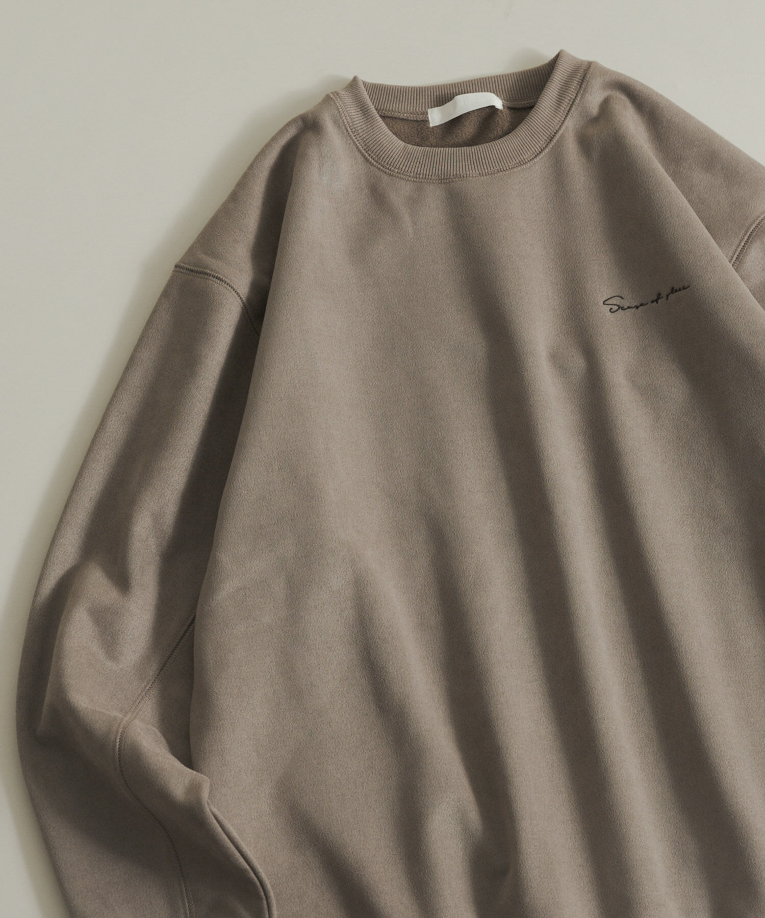 SENSE OF PLACE by URBAN RESEARCH「『ユニセックス』シシュウフェイクスエードクルーネックスウェット」|スウェット・ジャージ|