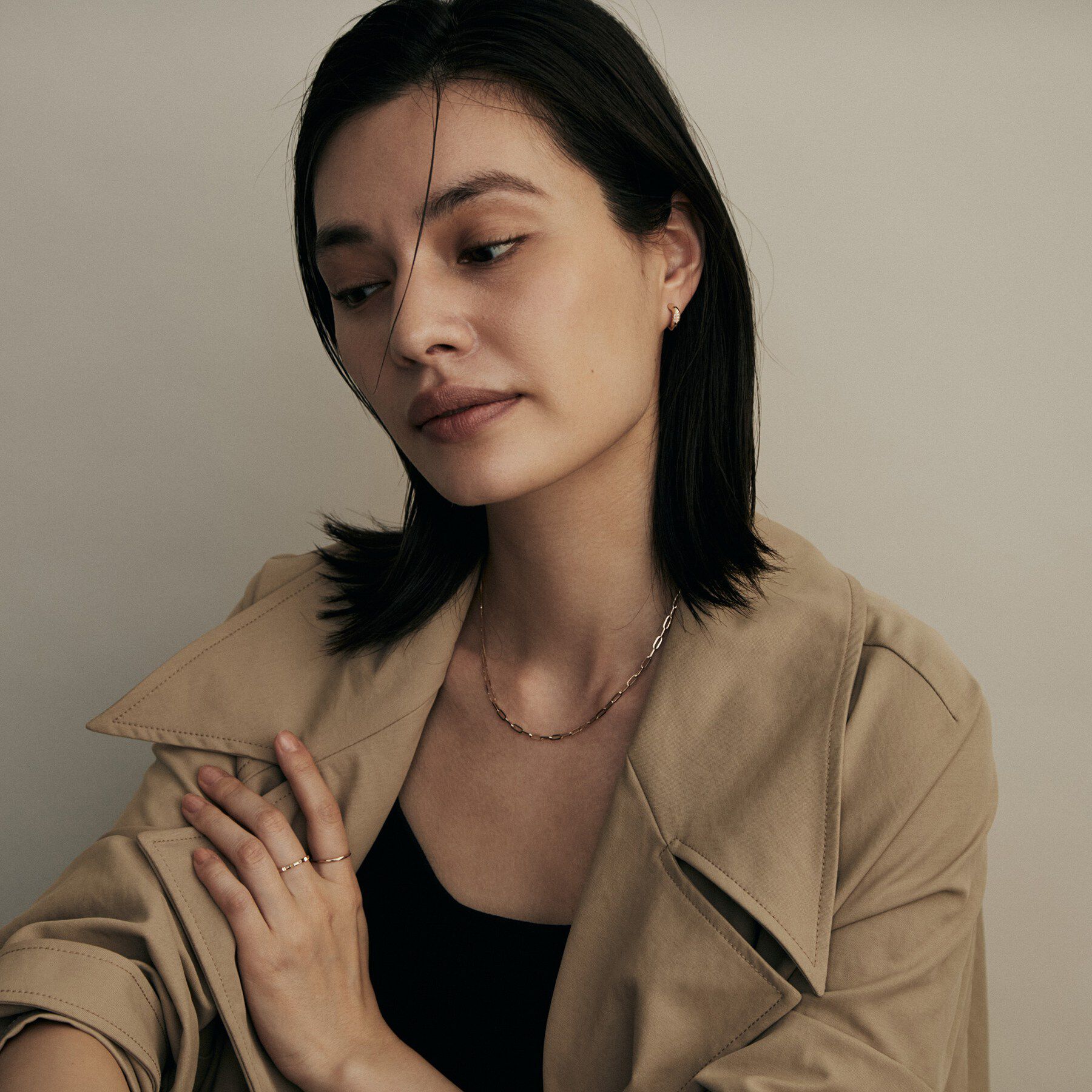 COCOSHNIK「K10ダイヤモンド パヴェカーブフープ スタッドピアス」|ピアス|