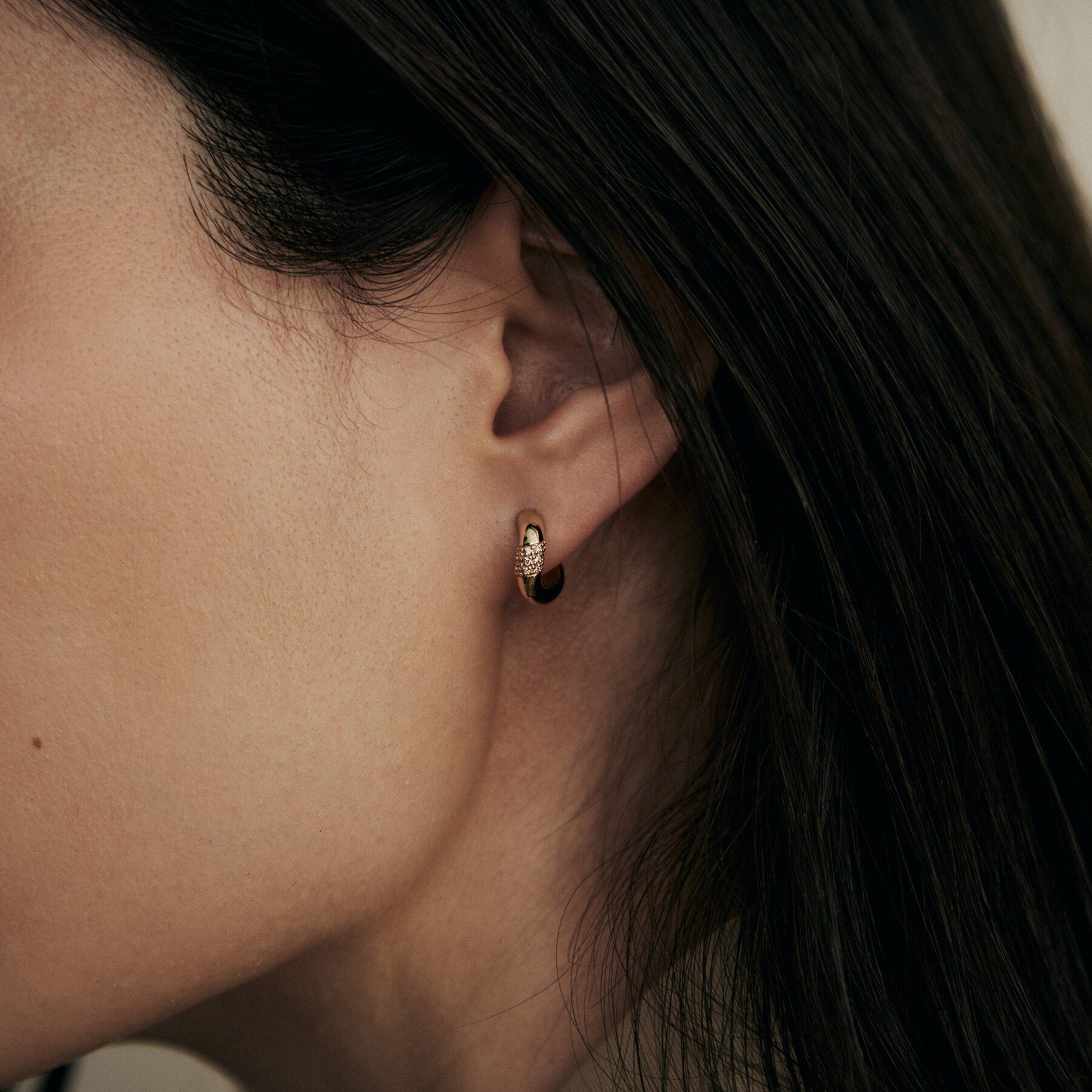 COCOSHNIK「K10ダイヤモンド パヴェカーブフープ スタッドピアス」|ピアス|