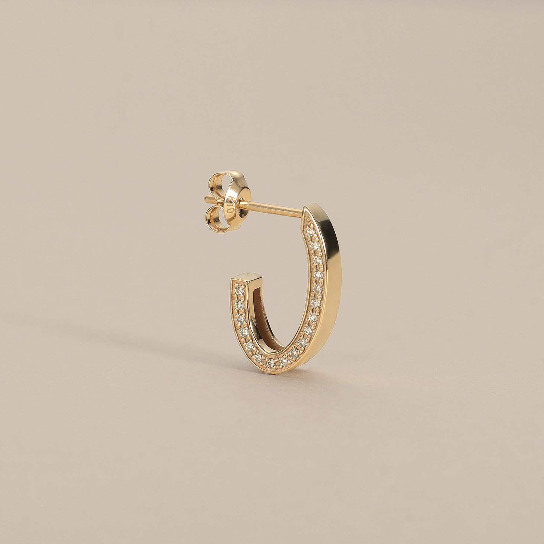 COCOSHNIK「K10ダイヤモンド サイドパヴェオーバルフープ スタッドピアス」|ピアス|