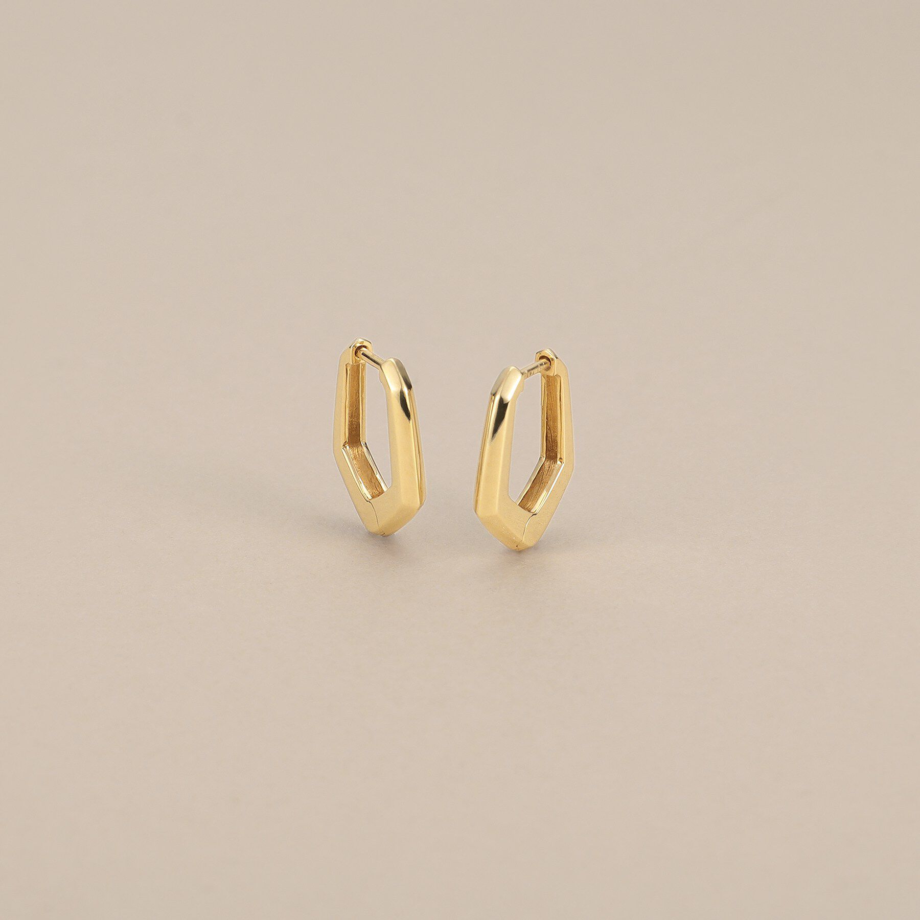 COCOSHNIK「K10ペンタゴンシェイプ 中折れピアス」|ピアス|