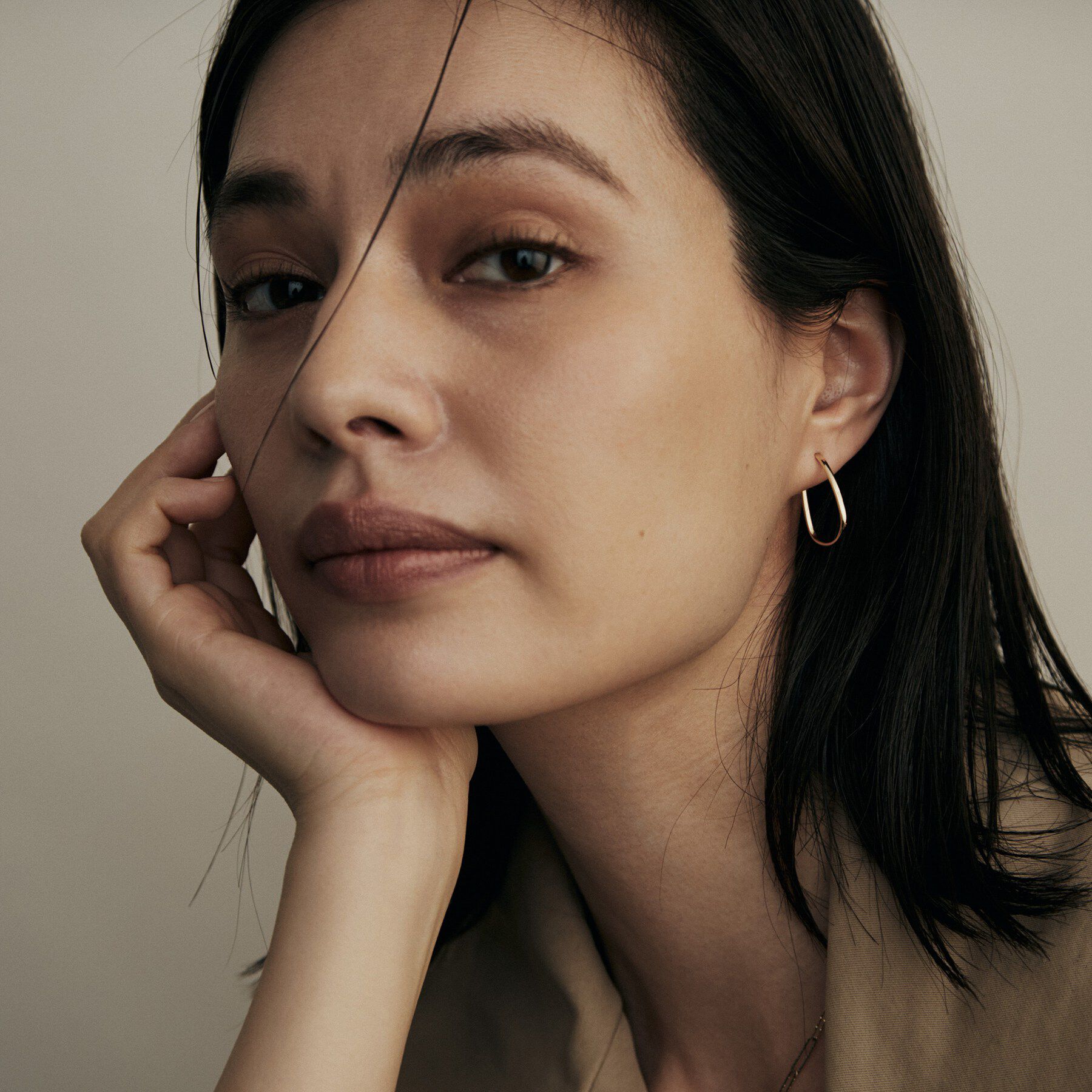 COCOSHNIK「K10中空トラペーズフープ スタッドピアス中」|ピアス|