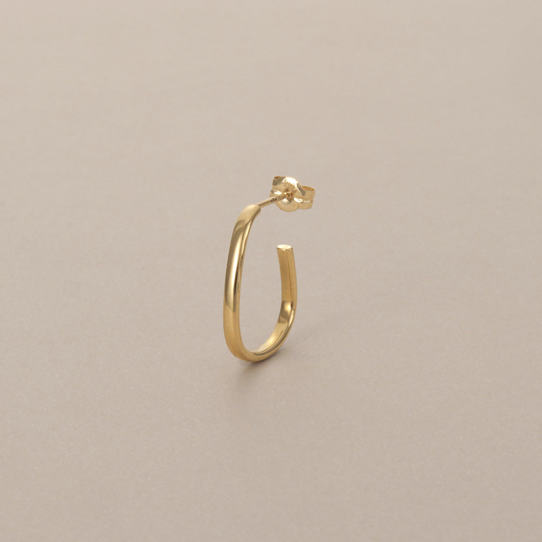 COCOSHNIK「K10中空トラペーズフープ スタッドピアス小」|ピアス|