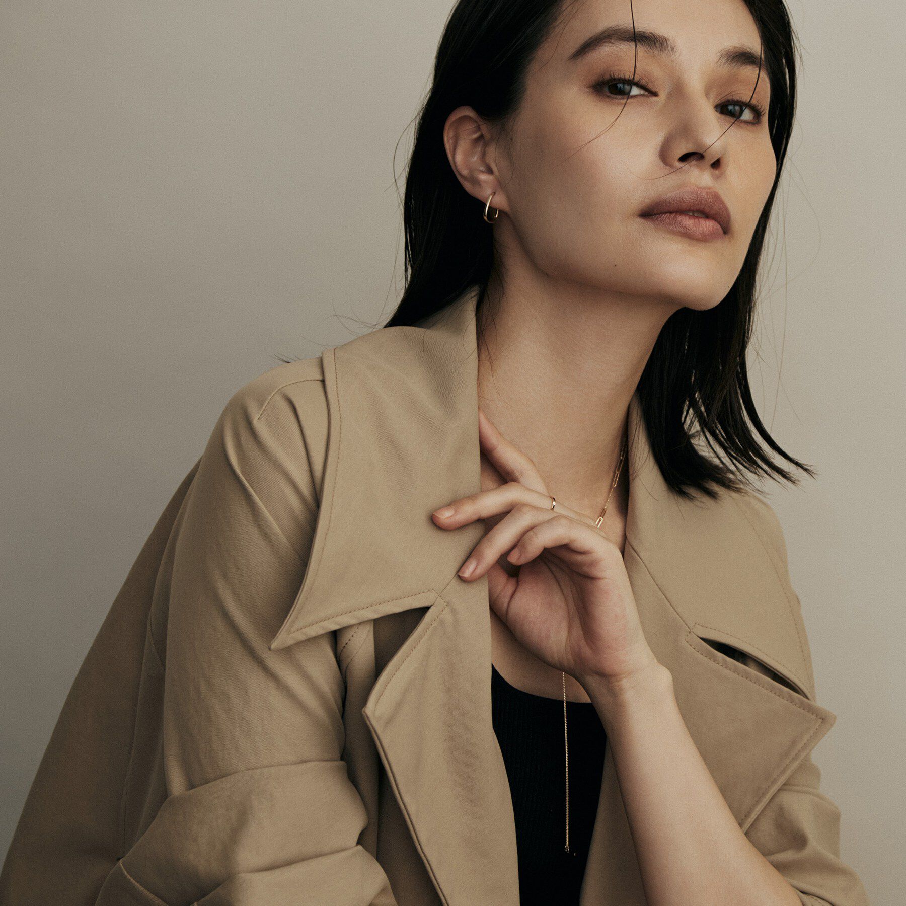 COCOSHNIK「K10中空トラペーズフープ スタッドピアス小」|ピアス|