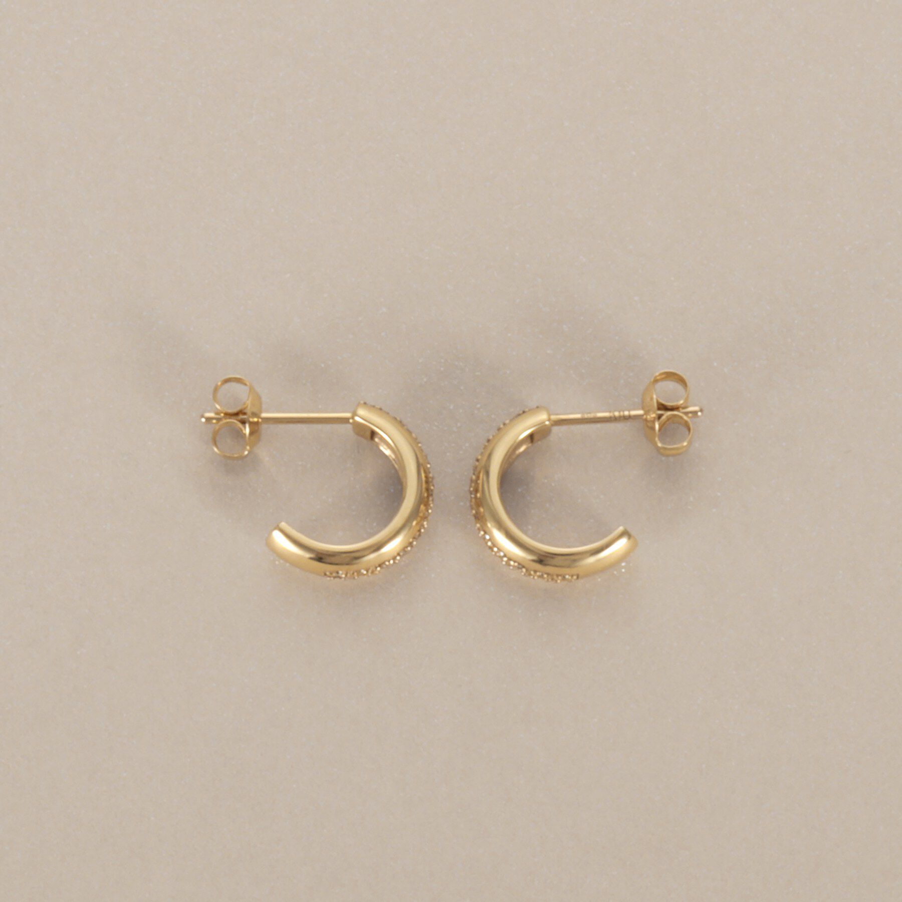 COCOSHNIK「K10ダイヤモンド 甲丸フープ スタッドピアス」|ピアス|