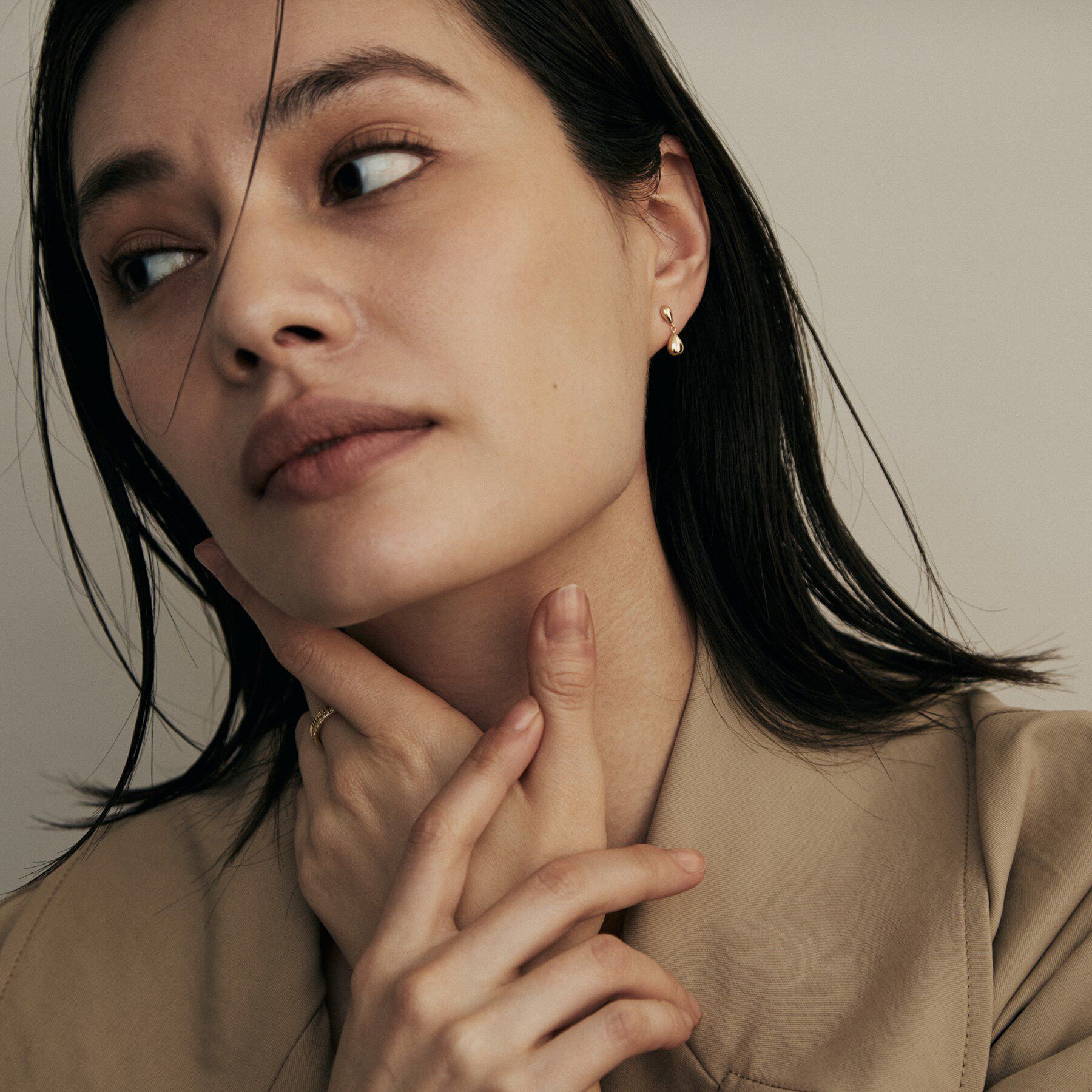 COCOSHNIK「K18中空ペアシェイプ大小 スタッドピアス」|ピアス|