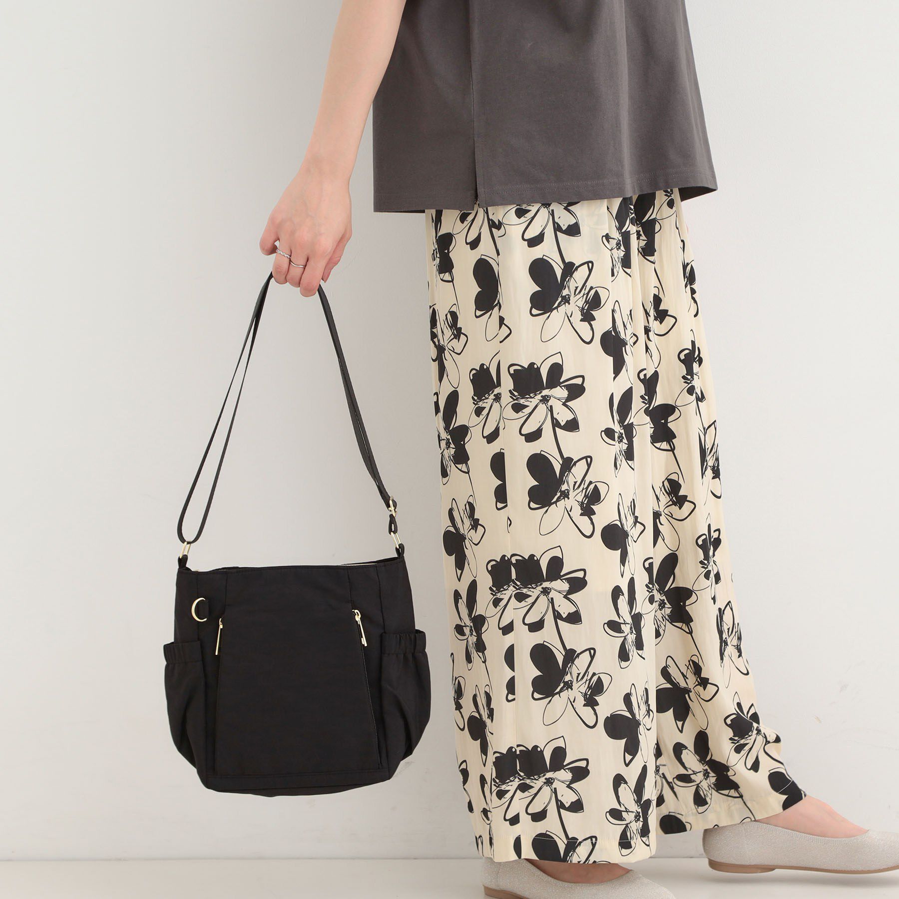 SHOO･LA･RUE「【撥水】縦ファスナー8ポケットショルダーバッグ」|ショルダー・メッセンジャー|ブラック(019)