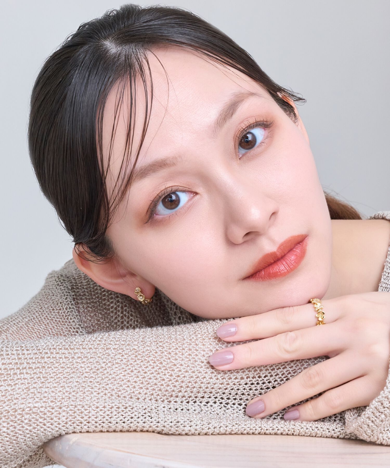 Phoebe「【金属アレルギー対応】マーガレットフラワーフープピアス　ゴールド」|ピアス|