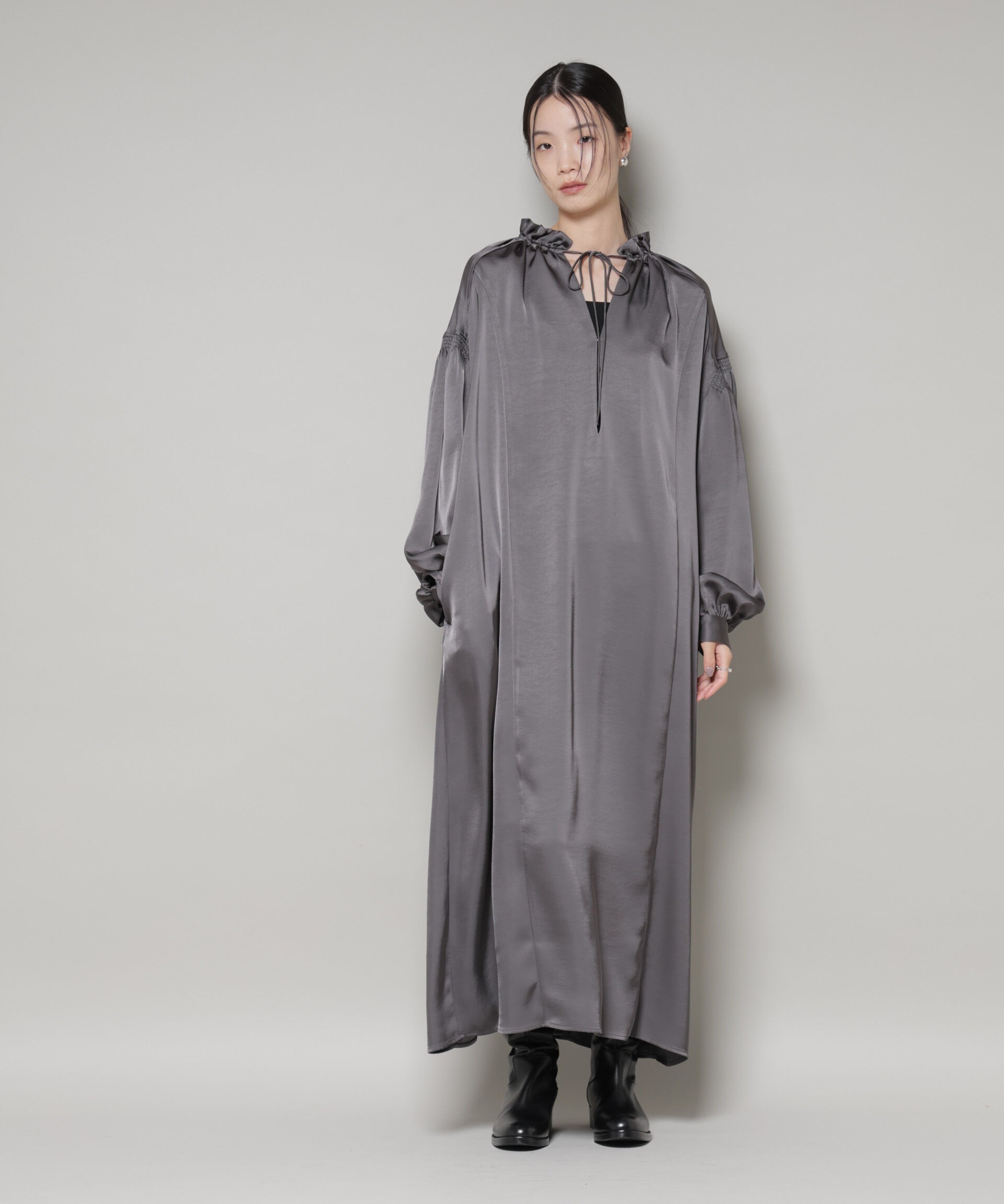 nano･universe「シャーリングギャザースリーブサテンマキシワンピース」|ワンピース|