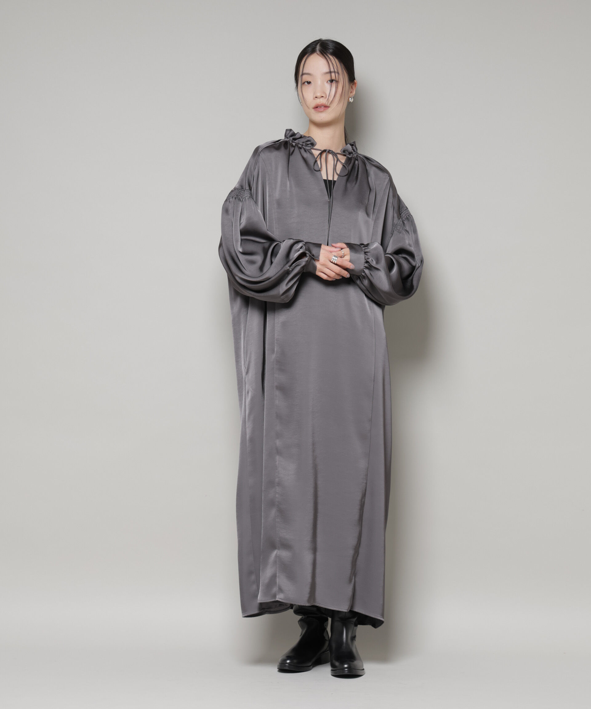 nano･universe「シャーリングギャザースリーブサテンマキシワンピース」|ワンピース|