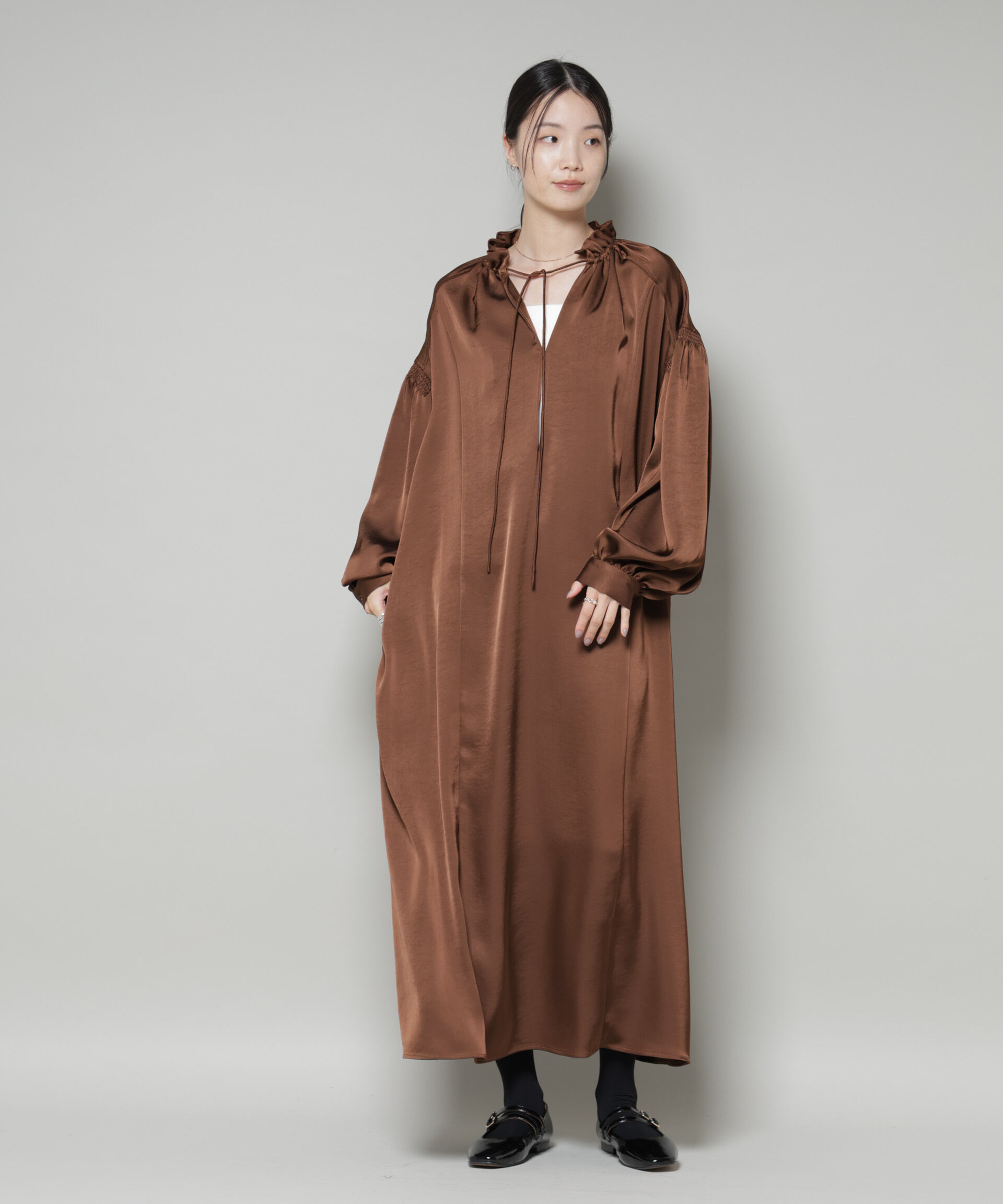 nano･universe「シャーリングギャザースリーブサテンマキシワンピース」|ワンピース|