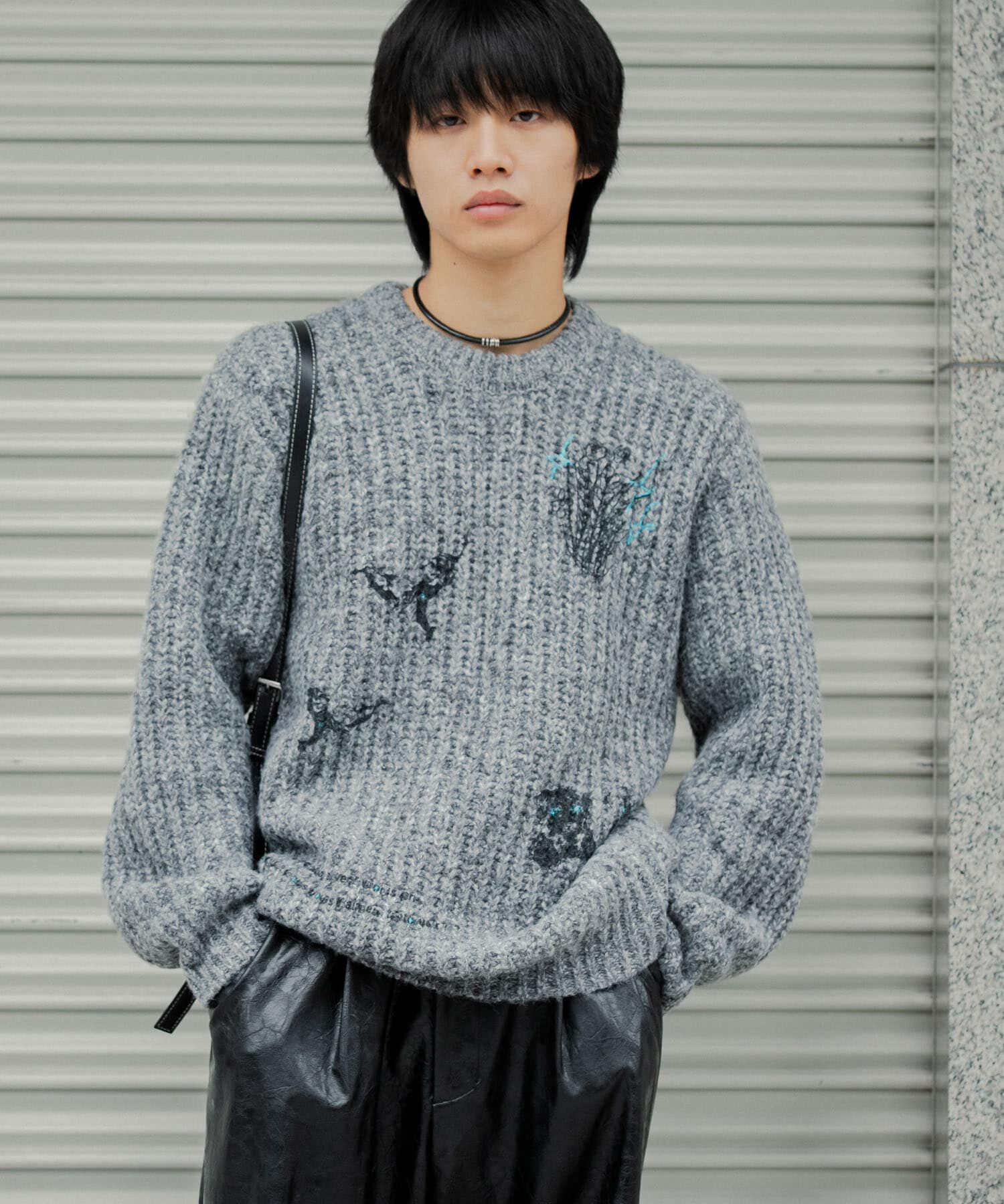 SENSE OF PLACE by URBAN RESEARCH「グラフィックプリントルーズクルーネックニット」|ニット・セーター|グレー