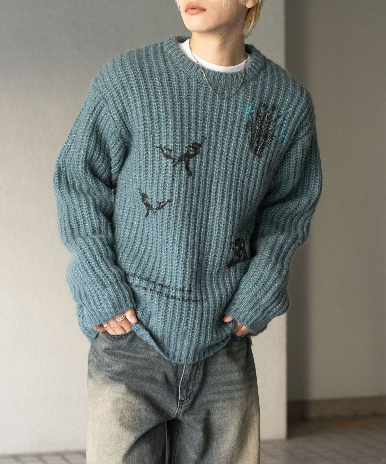 SENSE OF PLACE by URBAN RESEARCH「グラフィックプリントルーズクルーネックニット」|ニット・セーター|ブルー
