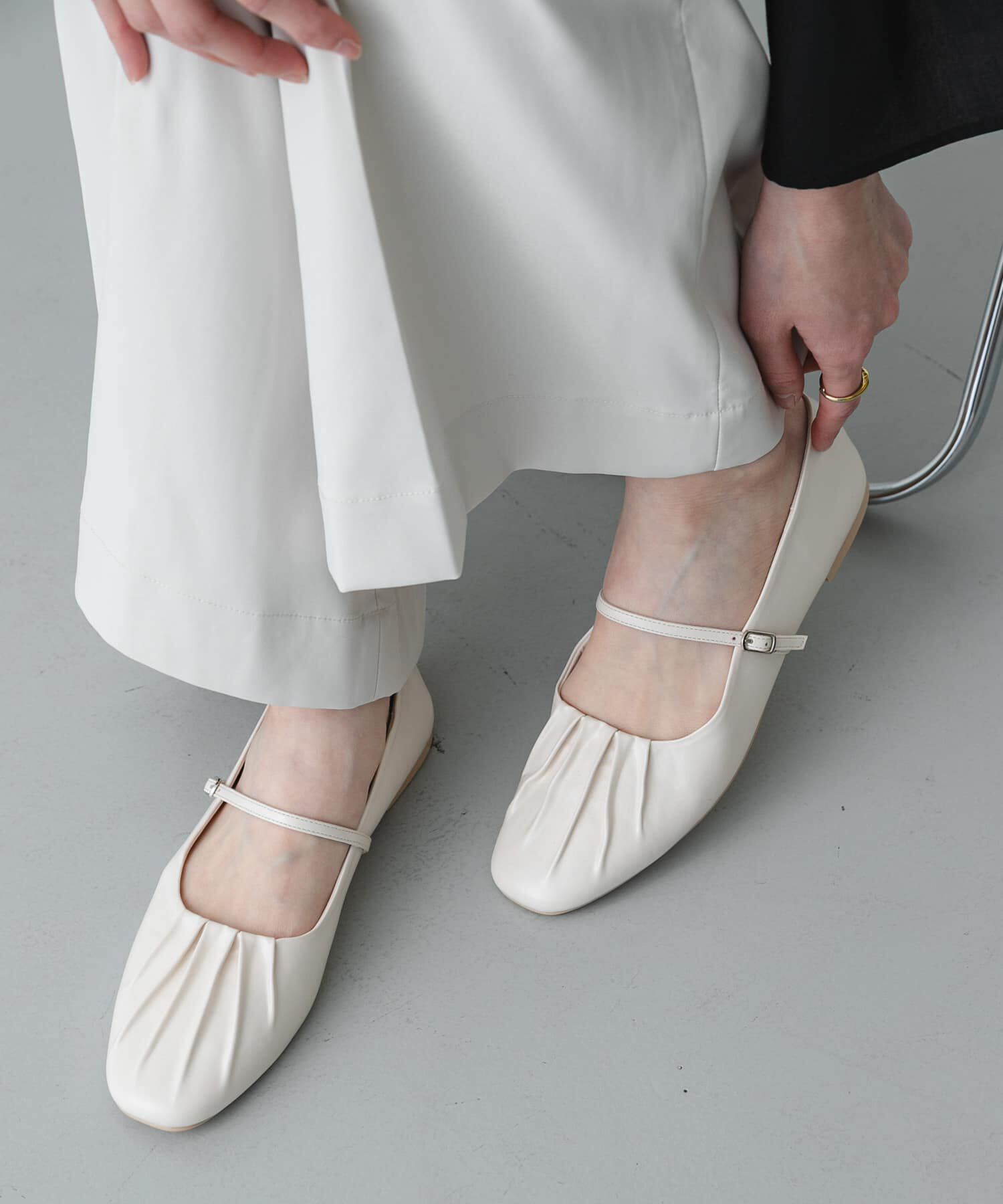 SENSE OF PLACE by URBAN RESEARCH「『抗菌/消臭』ギャザーフラットパンプス」|パンプス|アイボリー