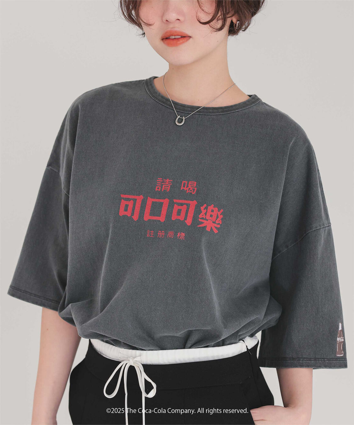 titivate「コカ･コーラ オーバーサイズTシャツ」|Tシャツ・カットソー|チャコール/レッド