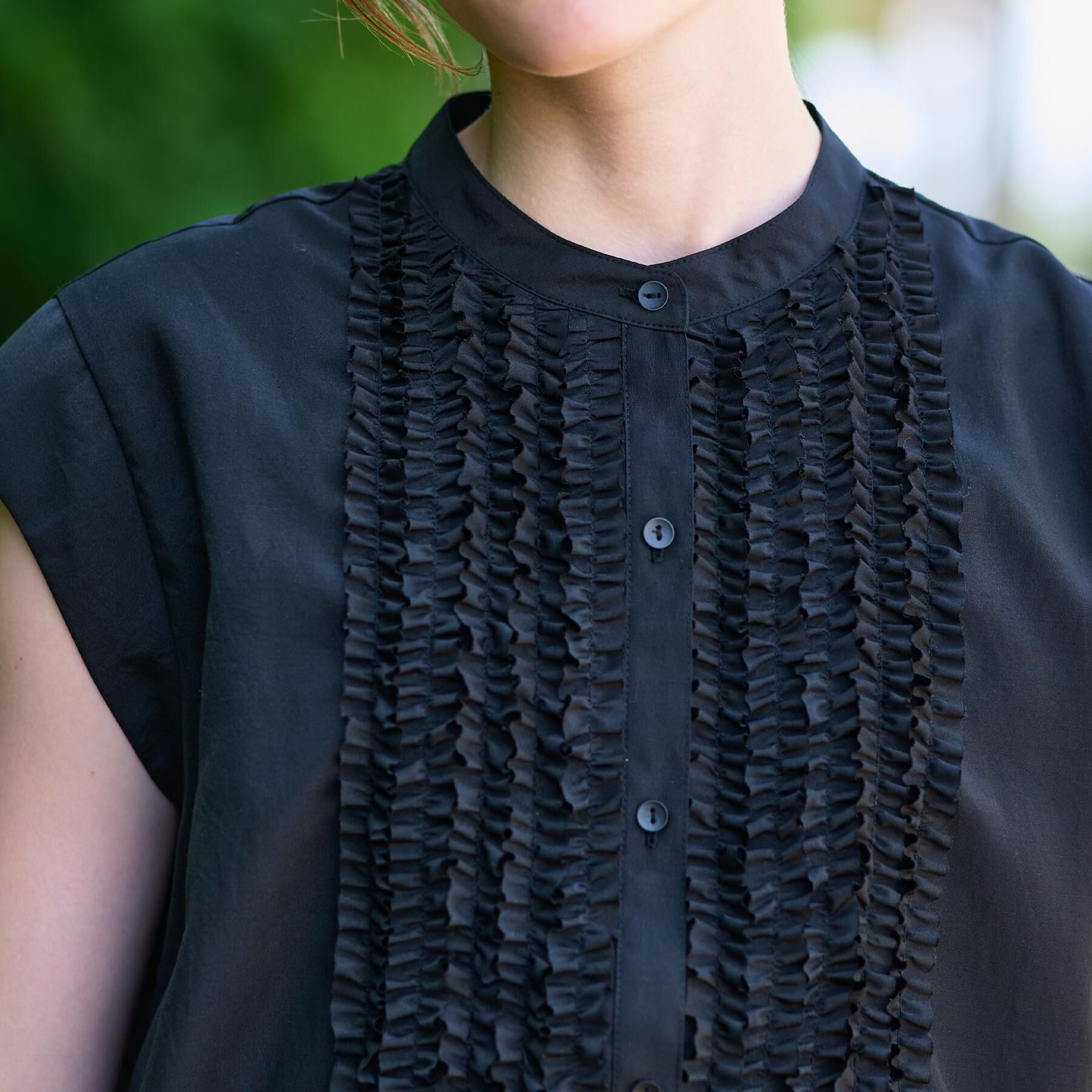 DRESSTERIOR「【撥水/UVカット/接触冷感】バンドカラーフレンチスリーブフリルブラウス」|シャツ・ブラウス|