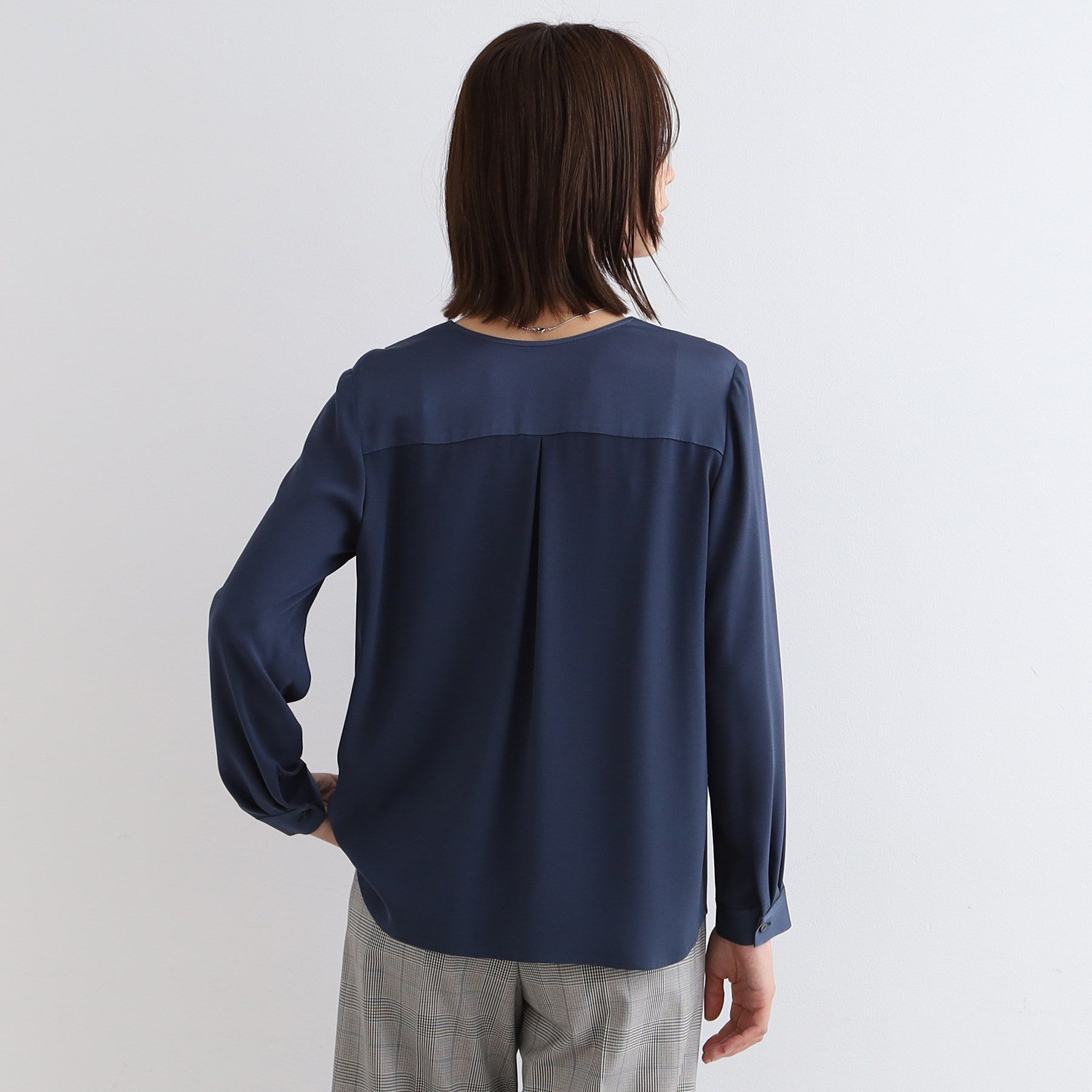 INDIVI「【通勤に最適／Vネック】タックデザインブラウス」|シャツ・ブラウス|