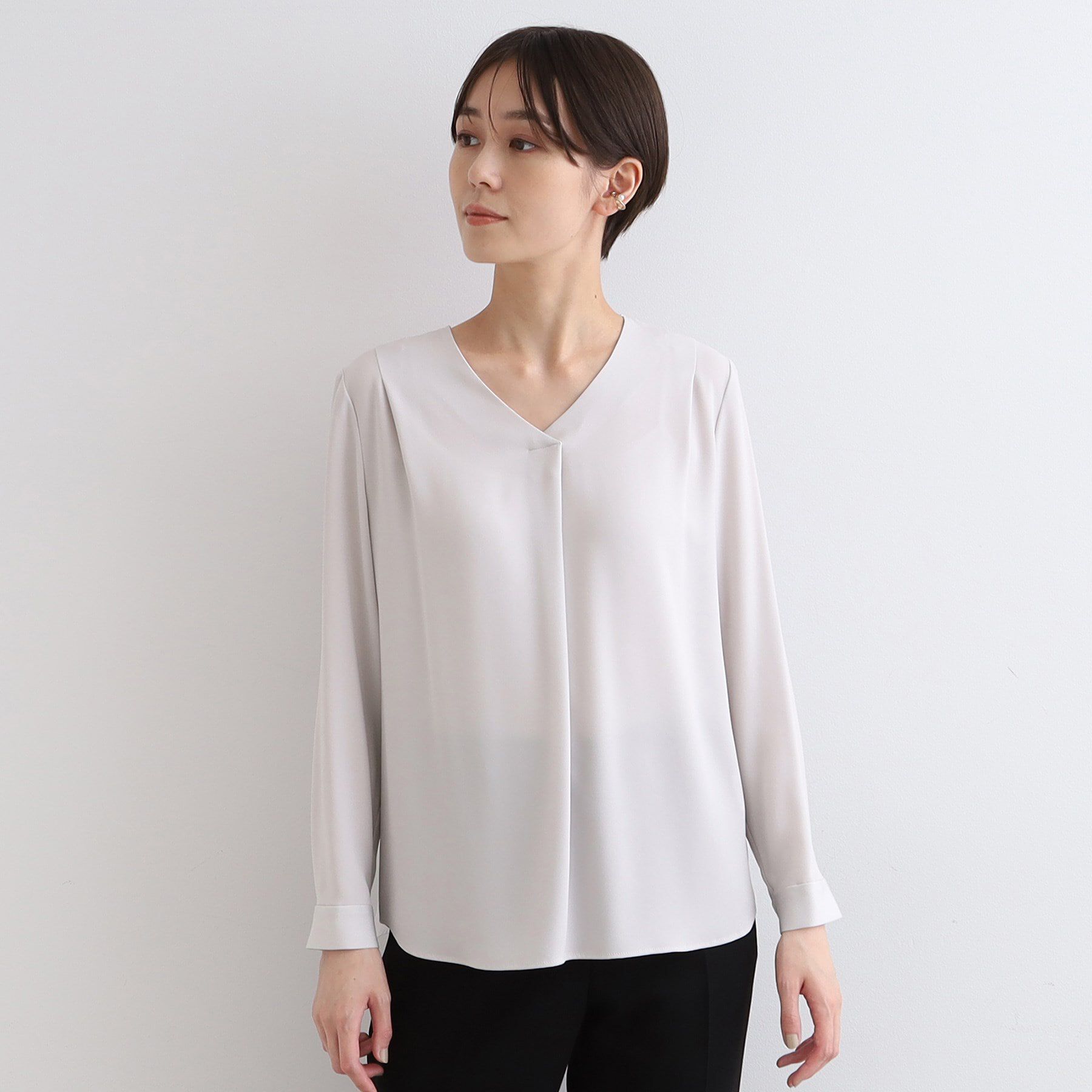INDIVI「【通勤に最適／Vネック】タックデザインブラウス」|シャツ・ブラウス|