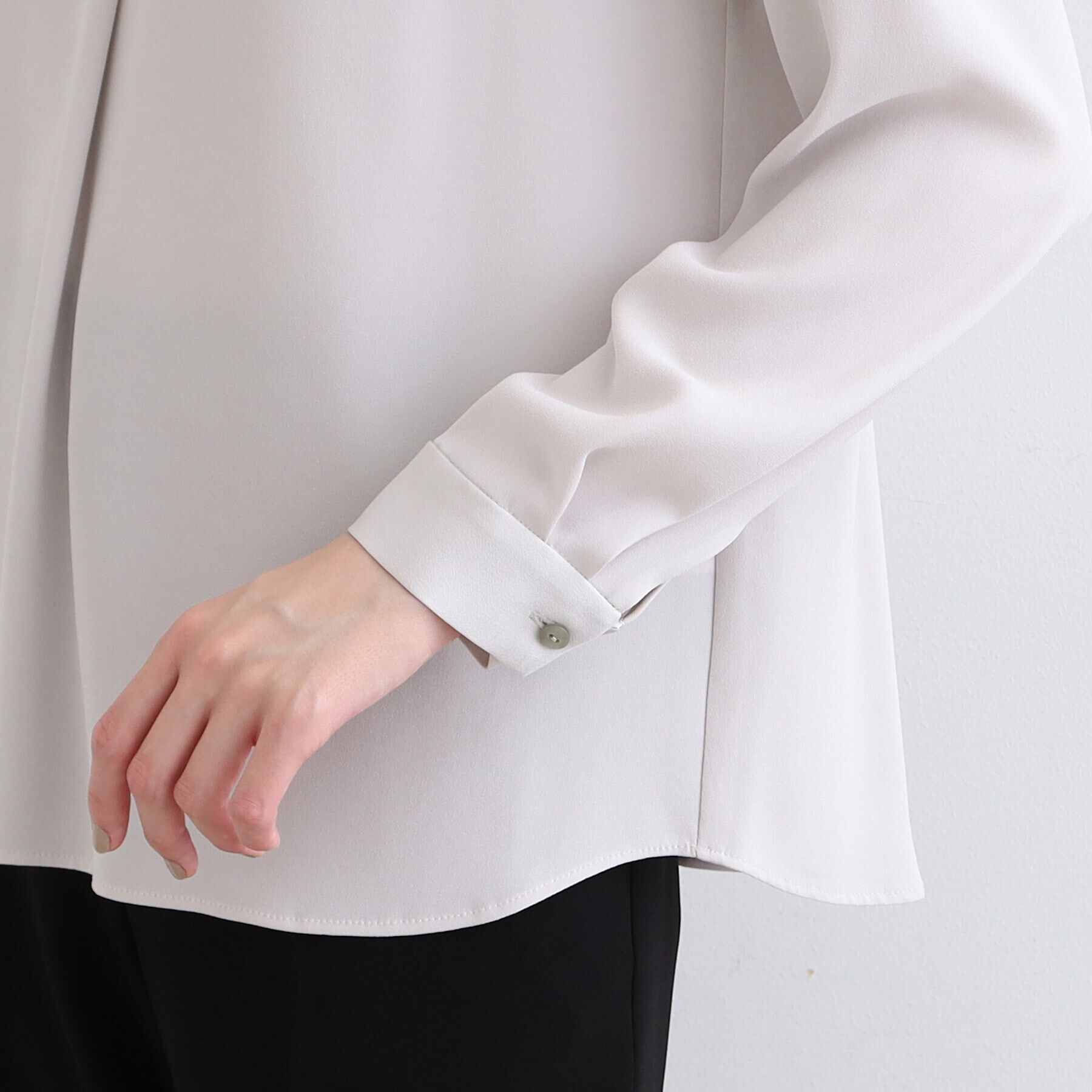 INDIVI「【通勤に最適／Vネック】タックデザインブラウス」|シャツ・ブラウス|