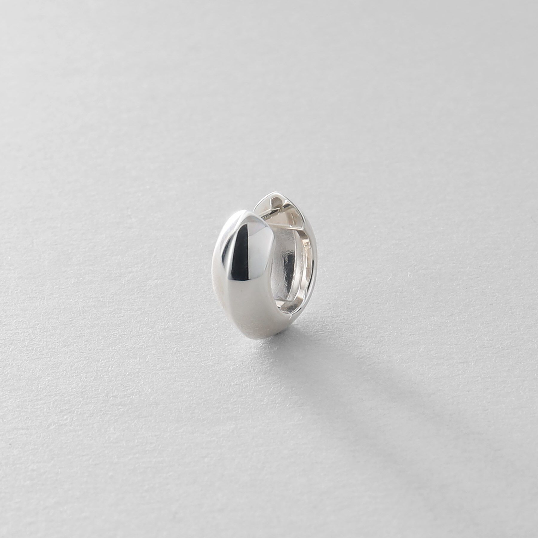 COCOSHNIK ONKITSCH「シルバー ハギーフープ リッジピアス」|ピアス|