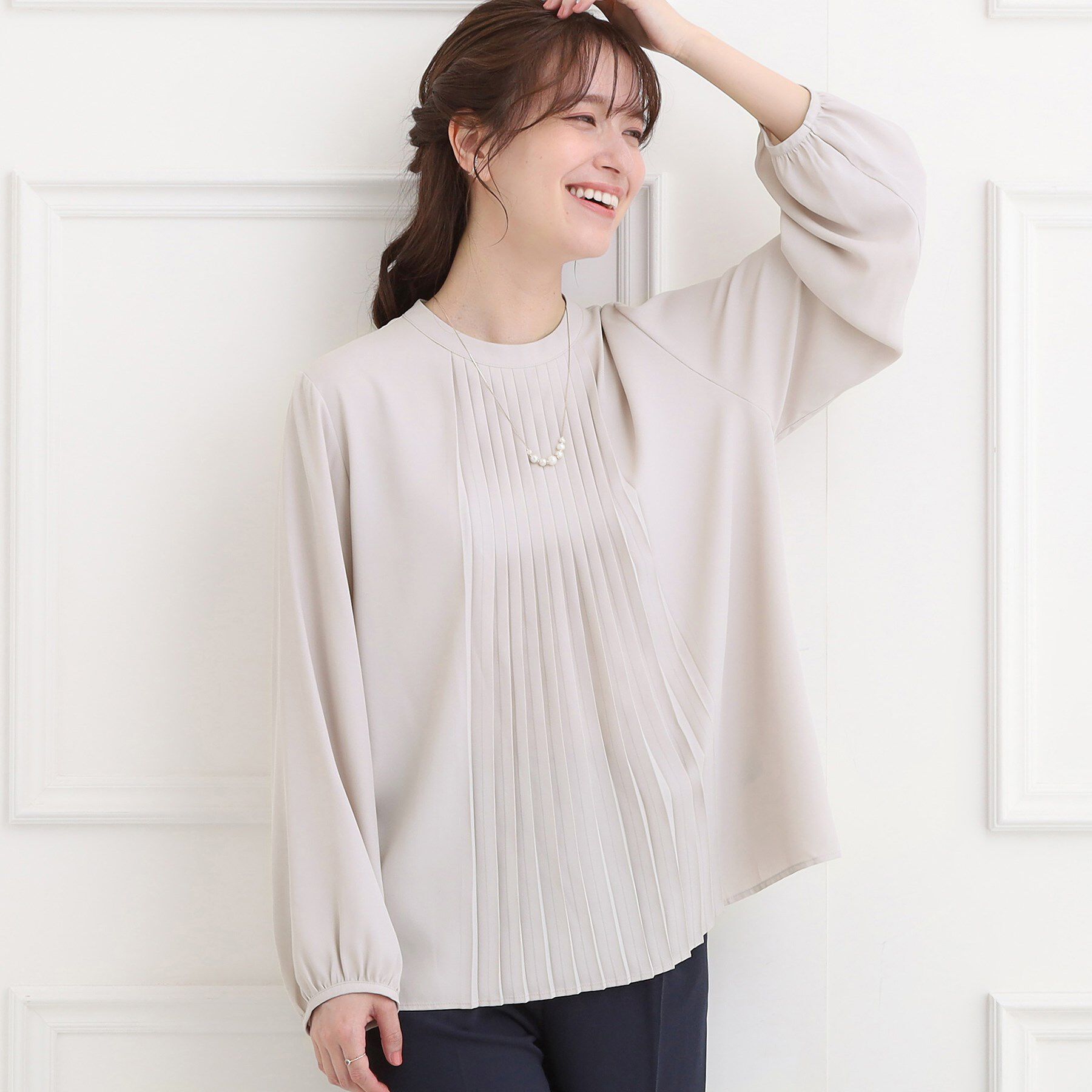 SHOO･LA･RUE「【洗濯機可/S-3L】女性らしさとすっきり見えを叶える フロントプリーツブラウス」|シャツ・ブラウス|ライトベージュ(05