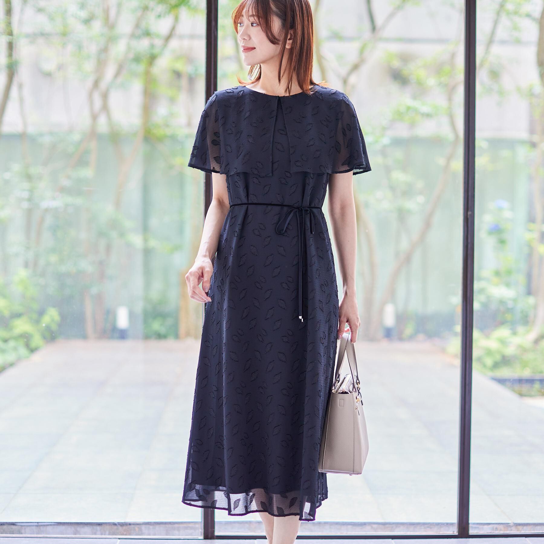 Reflect「【撥水／二の腕カバー／付属リボン付き】ケープデザインノースリーブワンピース」|ワンピース|ブラック(419)