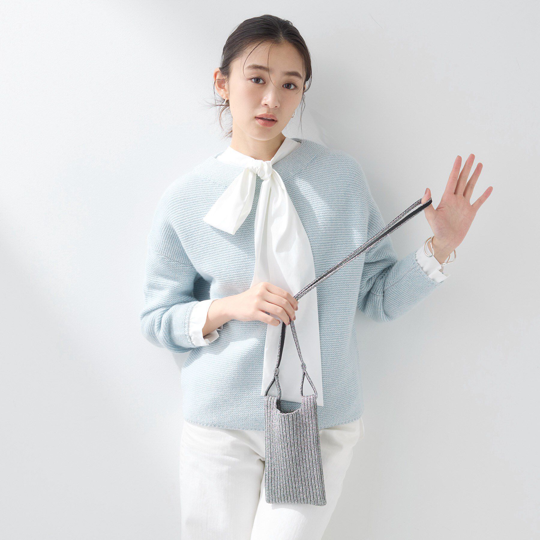 INDIVI「【大人ラメ／スマホ入れ】ニット素材ミニポシェット」|ショルダー・メッセンジャー|シルバー(606)