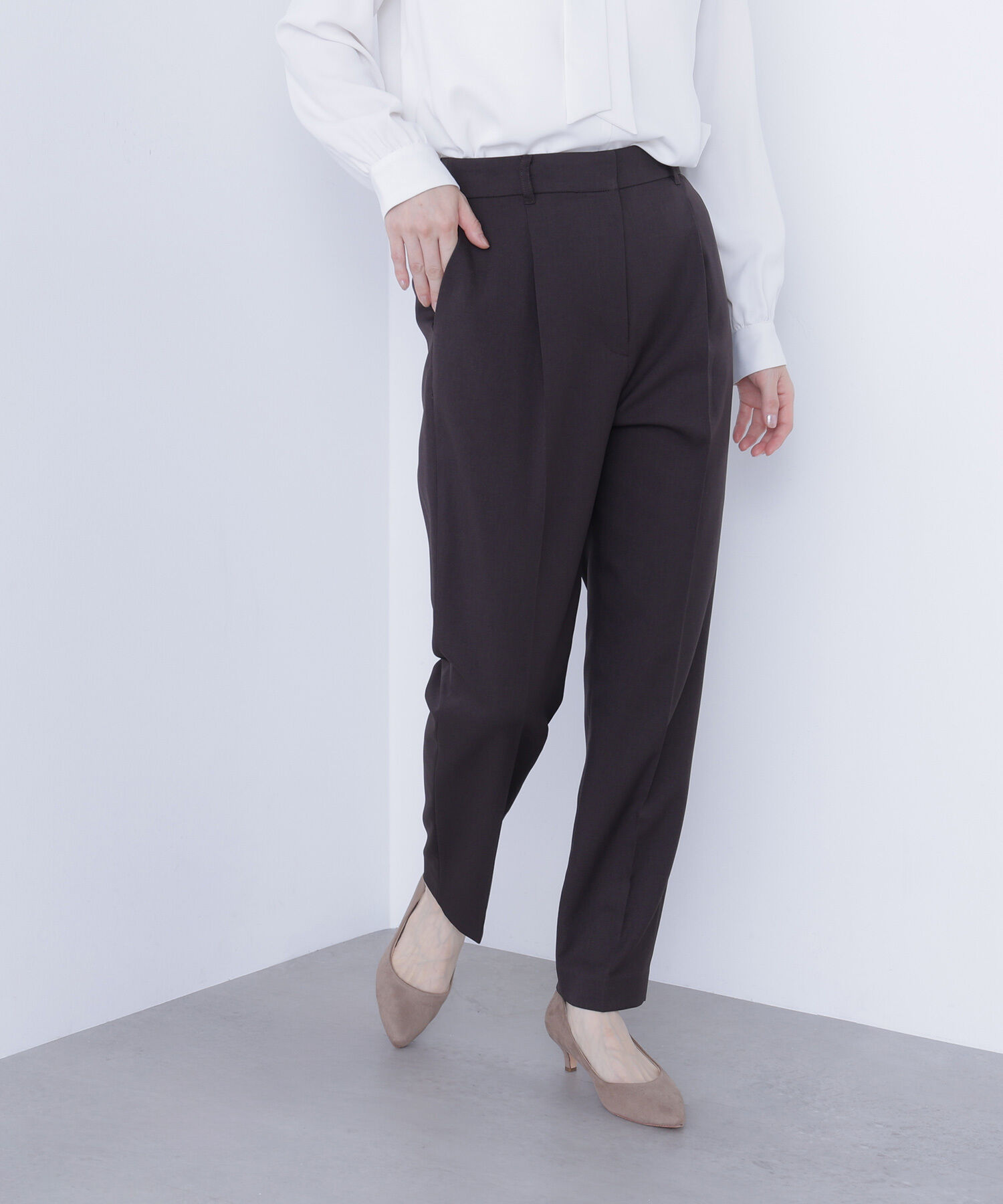  「パウダリーツイルセットアップシリーズ テーパードパンツ」|その他|ダークブラウ 1