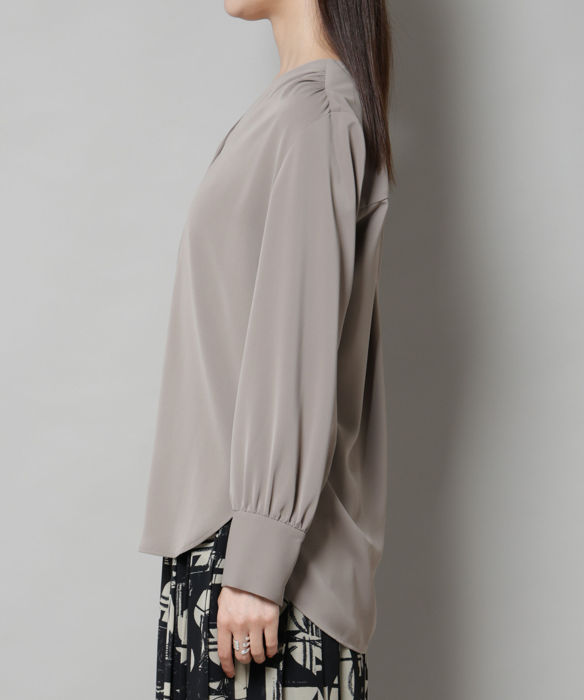 nano･universe「フロントボタンVネックブラウス」|シャツ・ブラウス|