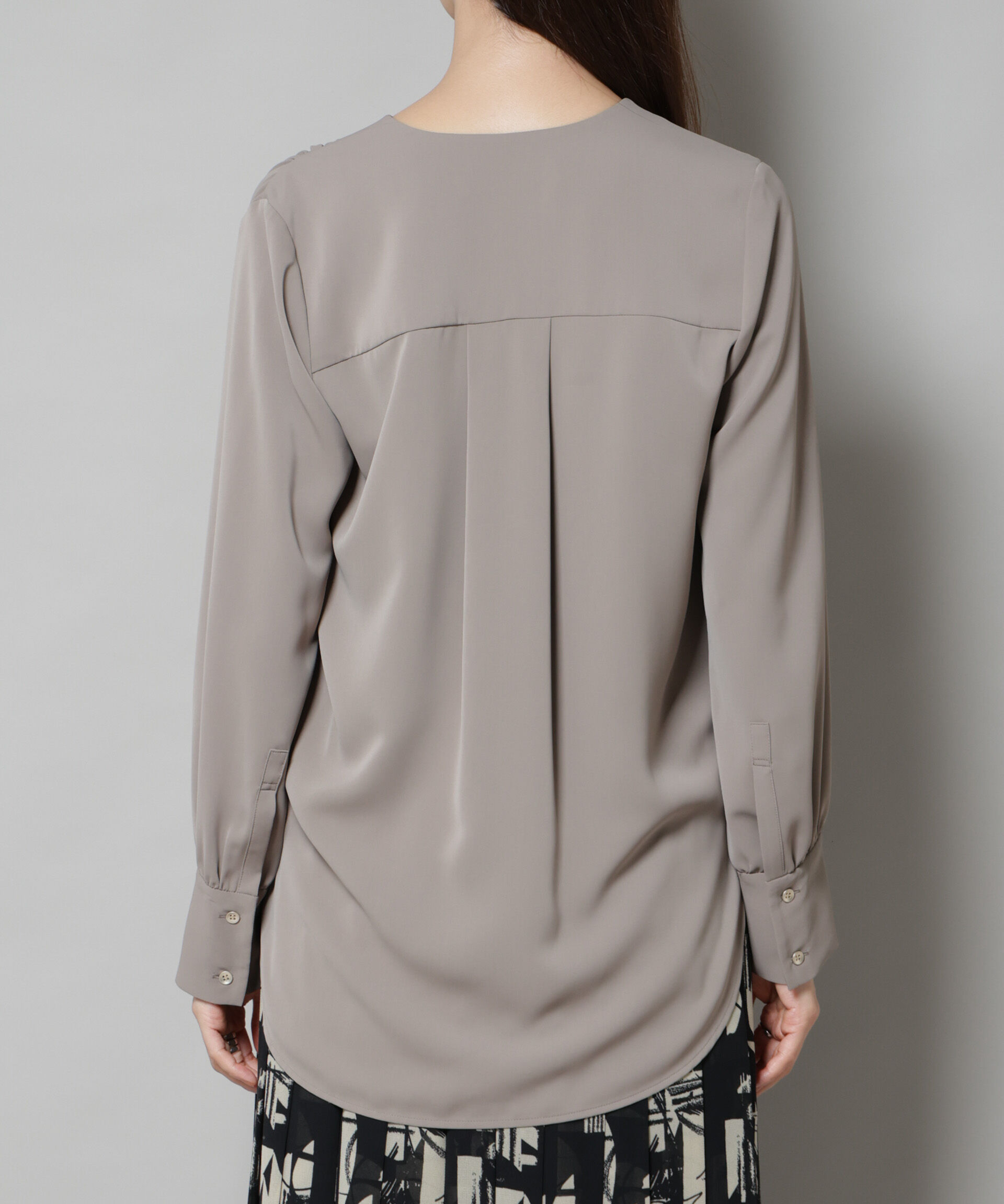 nano･universe「フロントボタンVネックブラウス」|シャツ・ブラウス|