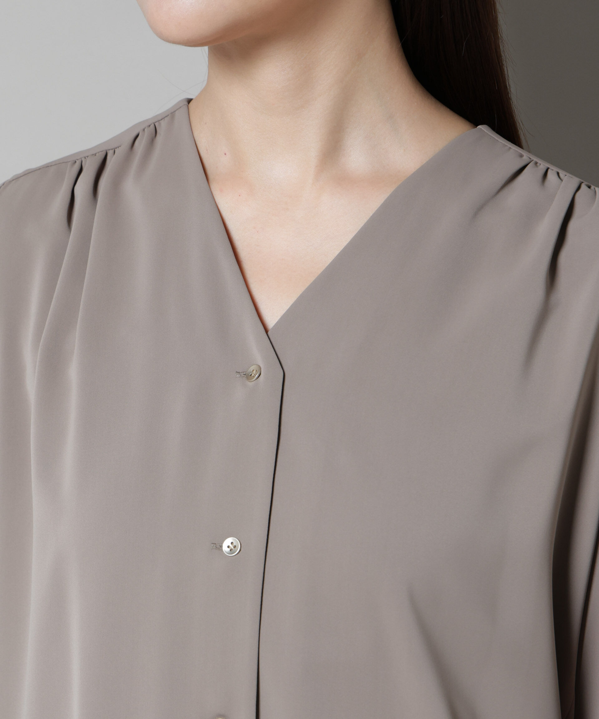 nano･universe「フロントボタンVネックブラウス」|シャツ・ブラウス|