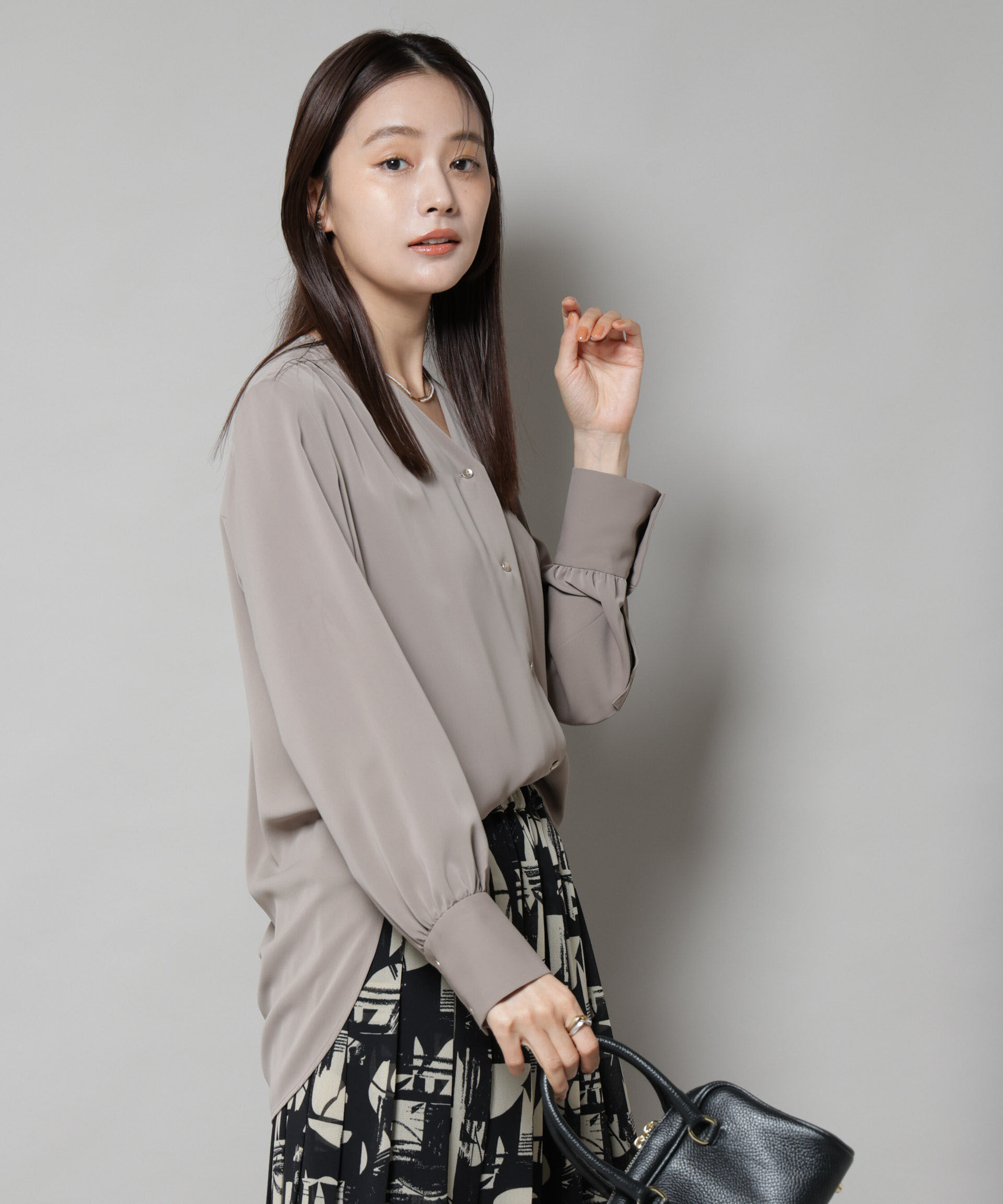 nano･universe「フロントボタンVネックブラウス」|シャツ・ブラウス|