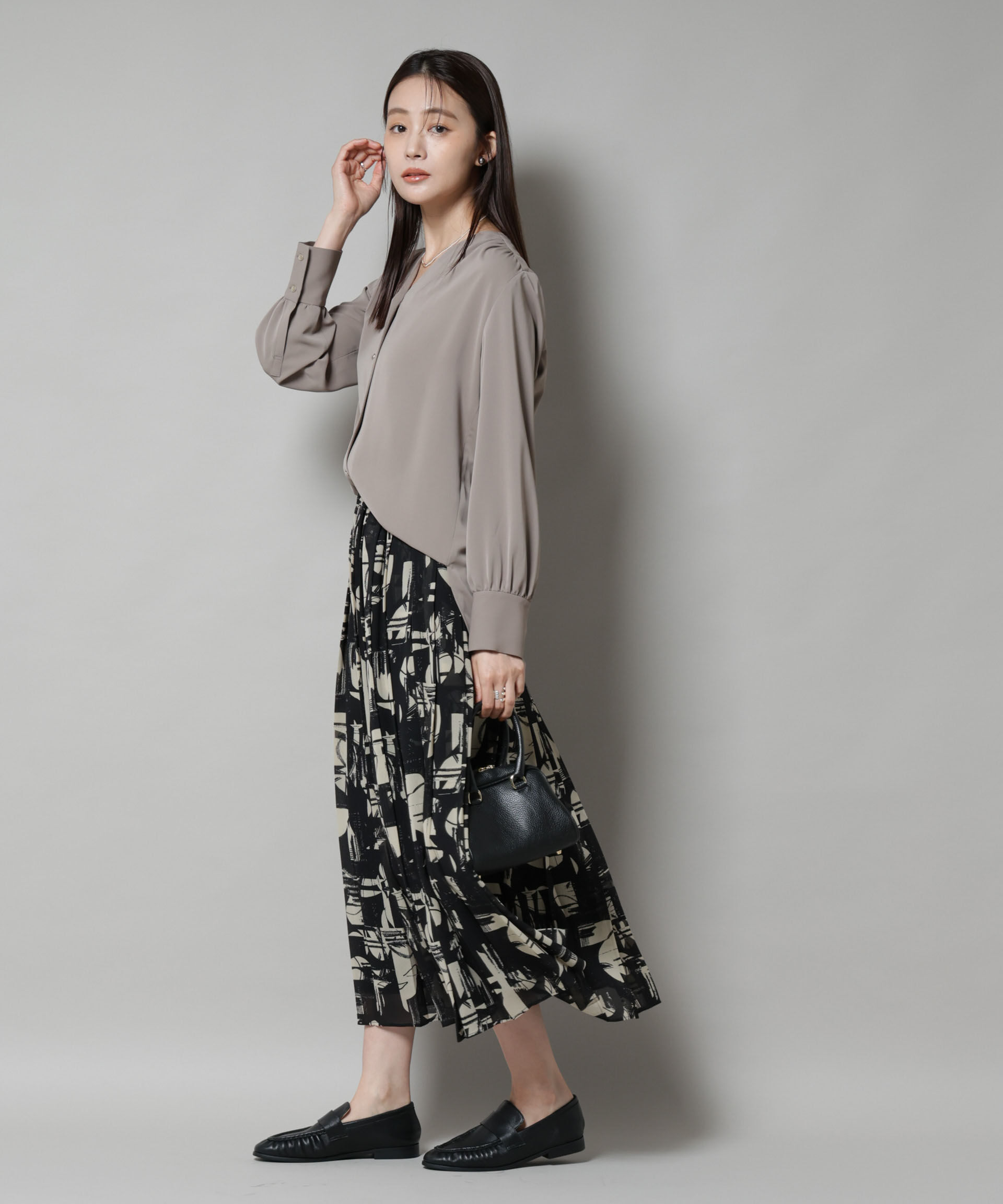 nano･universe「フロントボタンVネックブラウス」|シャツ・ブラウス|