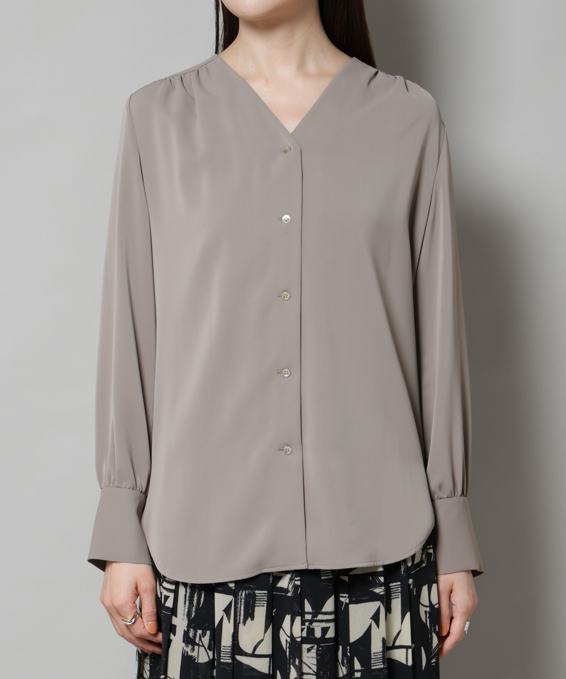 nano･universe「フロントボタンVネックブラウス」|シャツ・ブラウス|