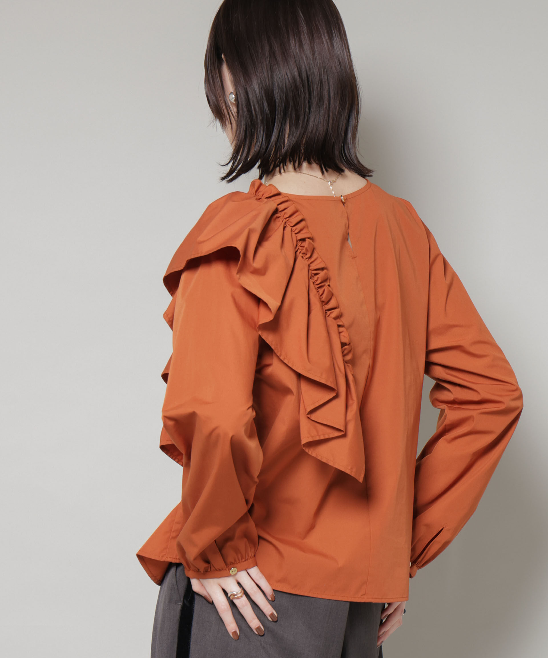 nano･universe「斜めフリルプルオーバーブラウス」|シャツ・ブラウス|