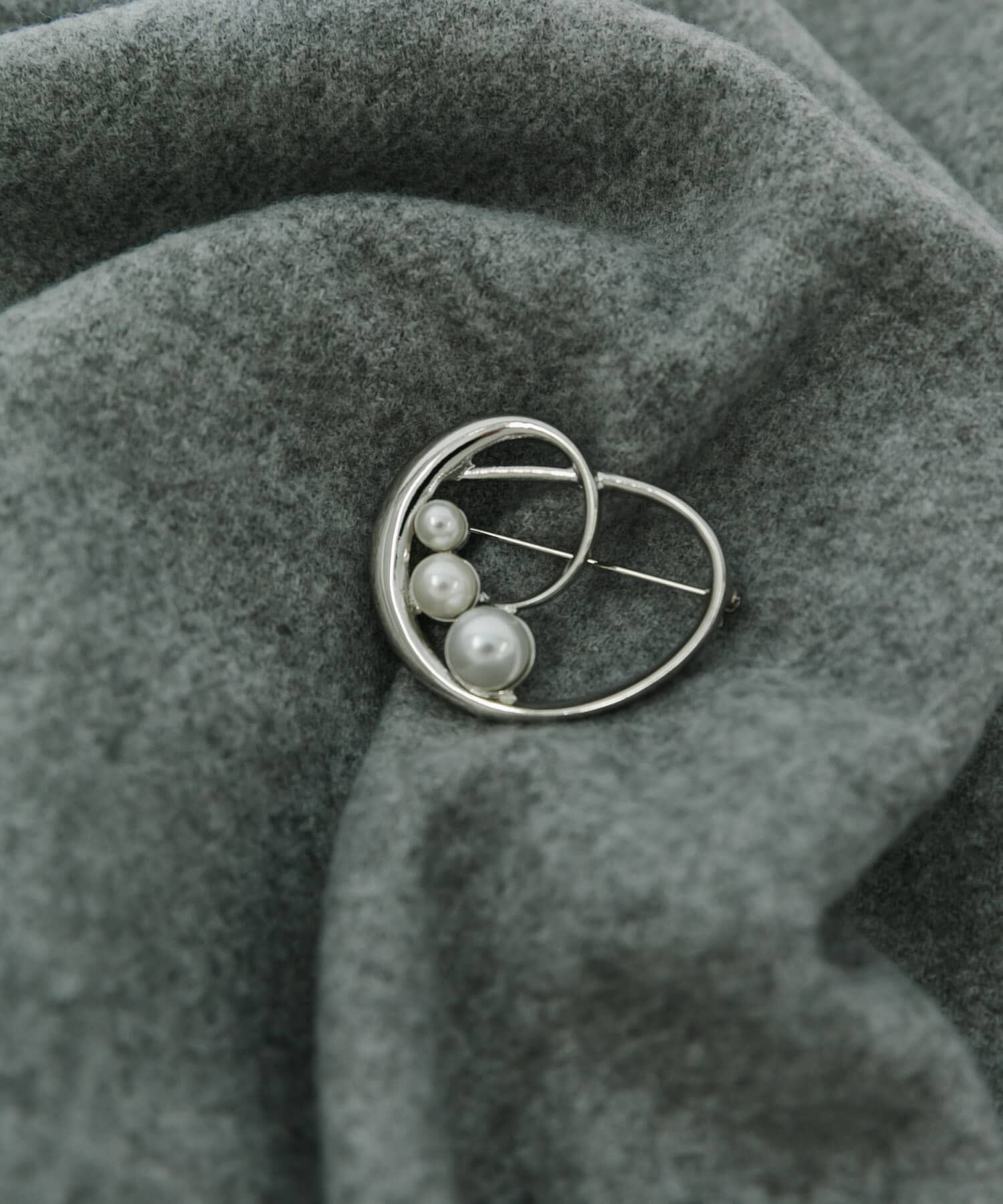 SMELLY「パールハートモチーフブローチ」|ブローチ・コサージュ|