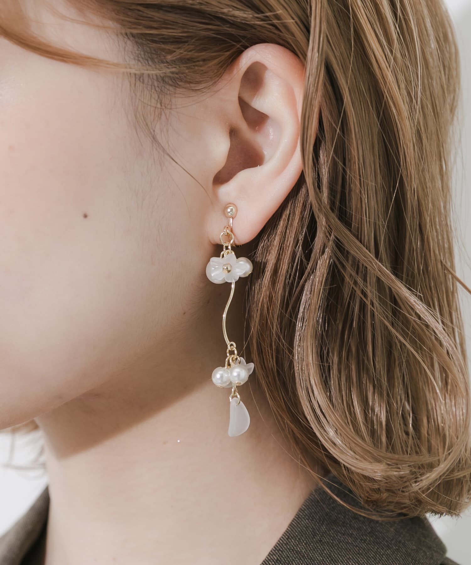 SMELLY「パールフラワースウィングイヤリング」|イヤリング|